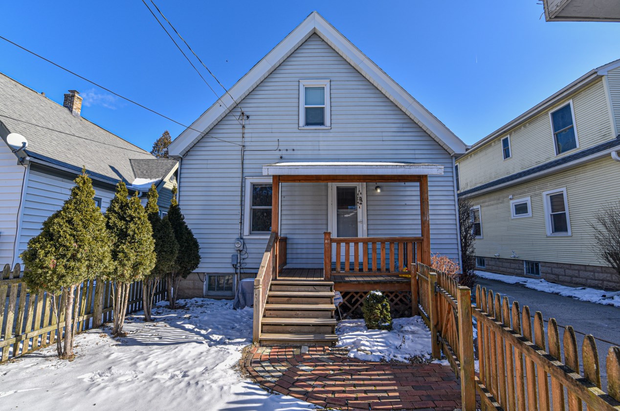 3417 Cramer St, Milwaukee WI 53211-2816 exterior