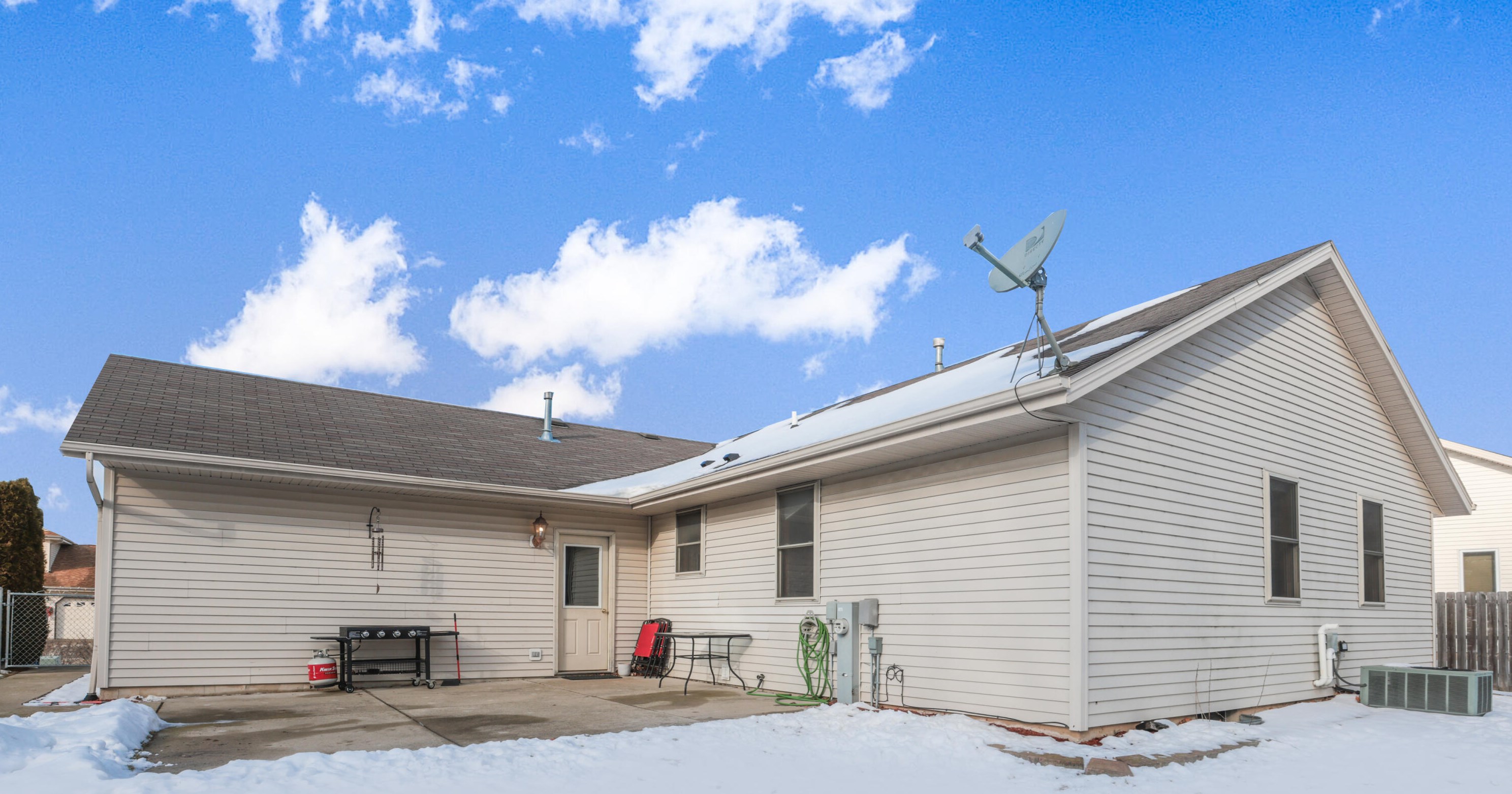 10402 Donald Dr, Oak Creek WI  53154-6749 exterior