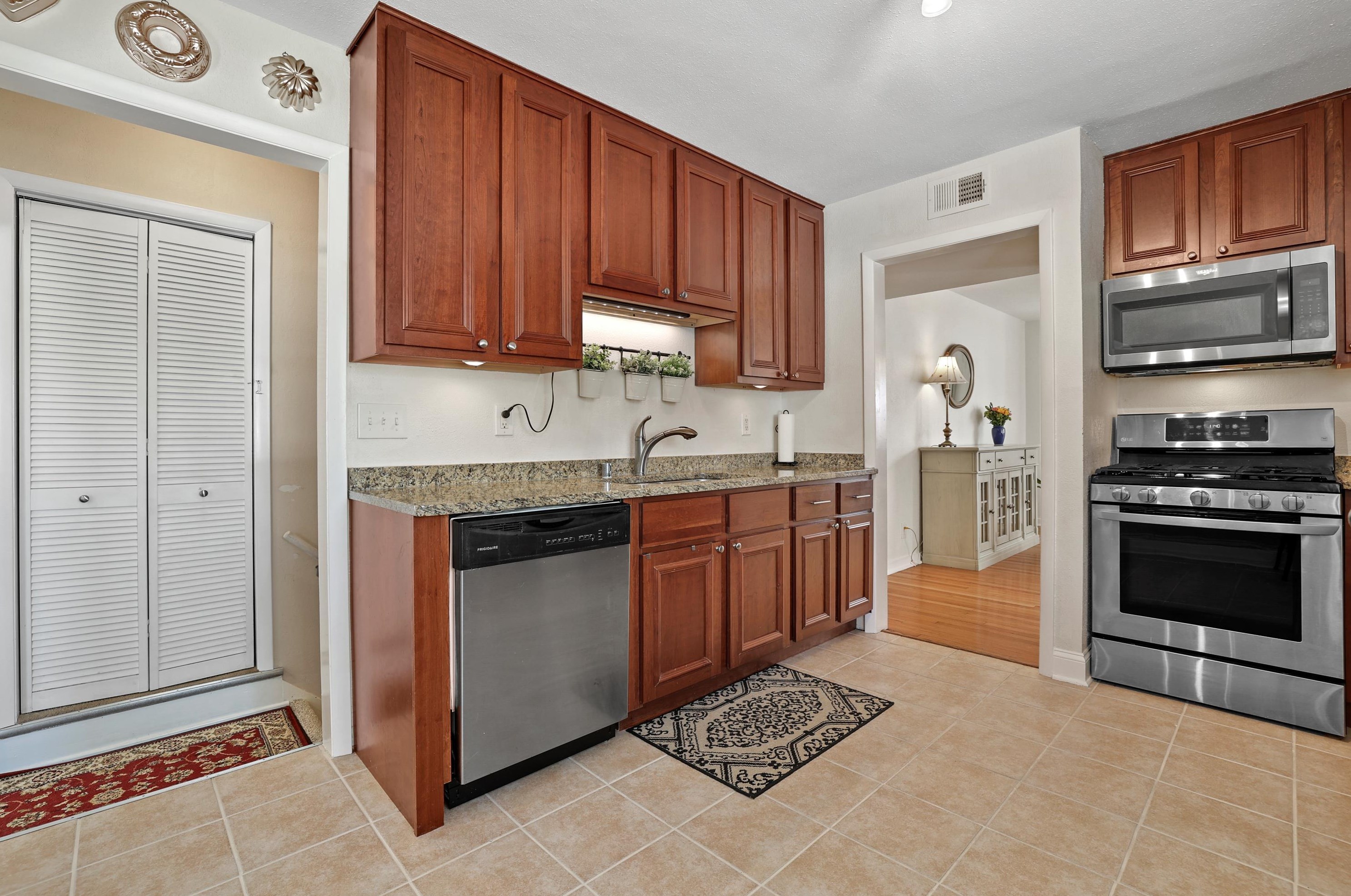 3127 Rochelle Ave, Milwaukee WI 53209-2505 exterior