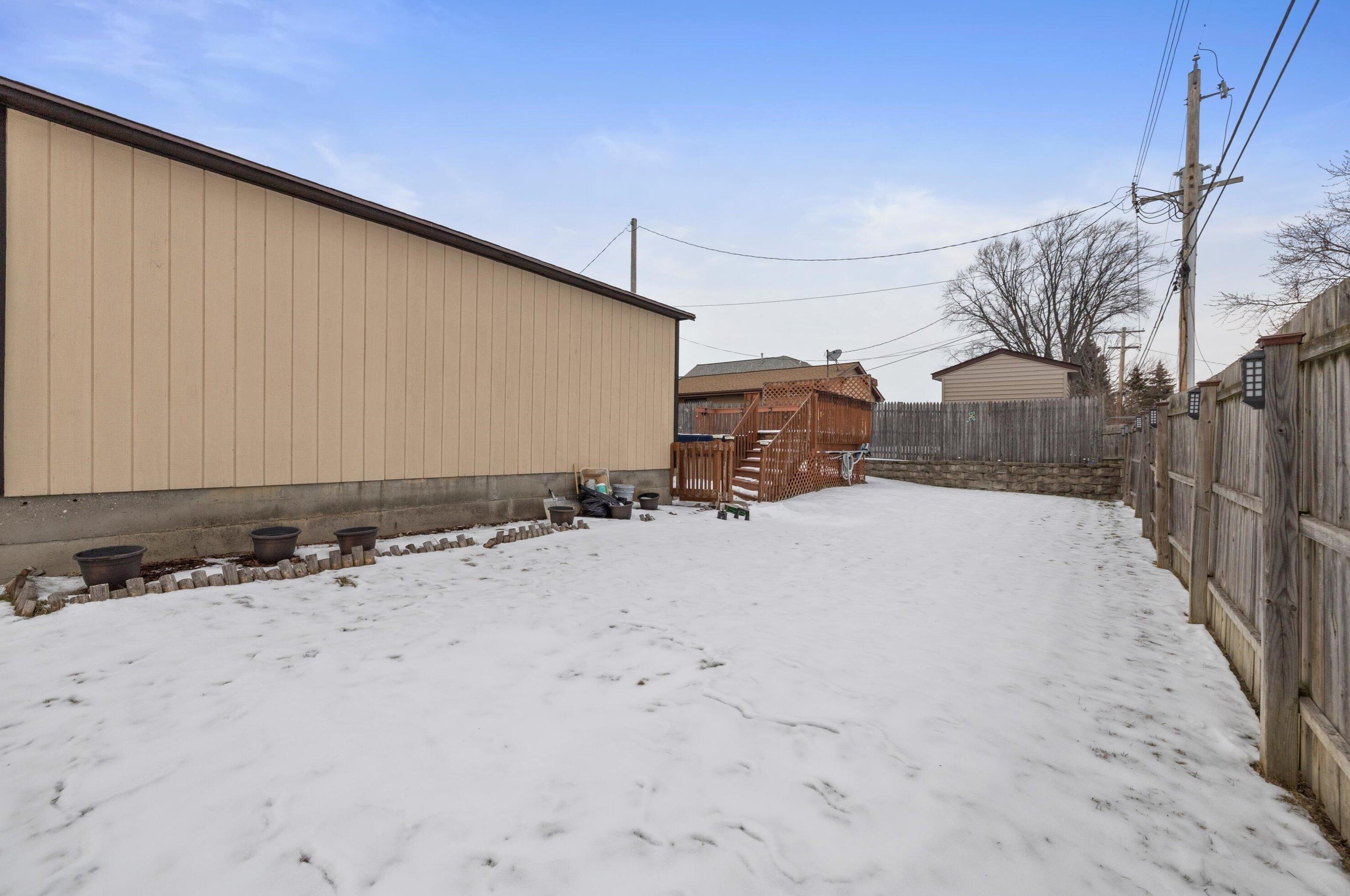 5946 33, Milwaukee WI 53221-4724 exterior