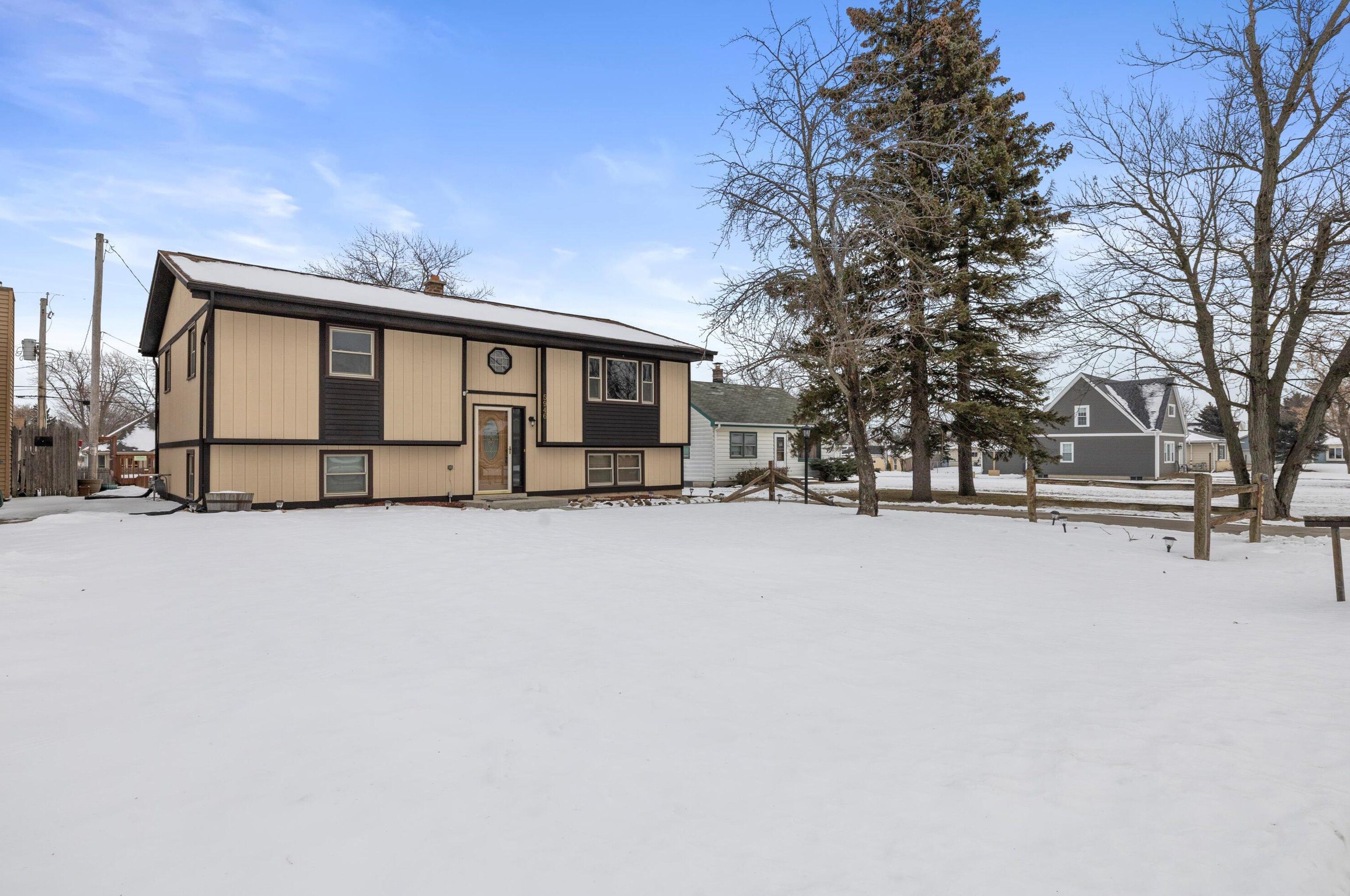 5946 33, Milwaukee WI 53221-4724 exterior