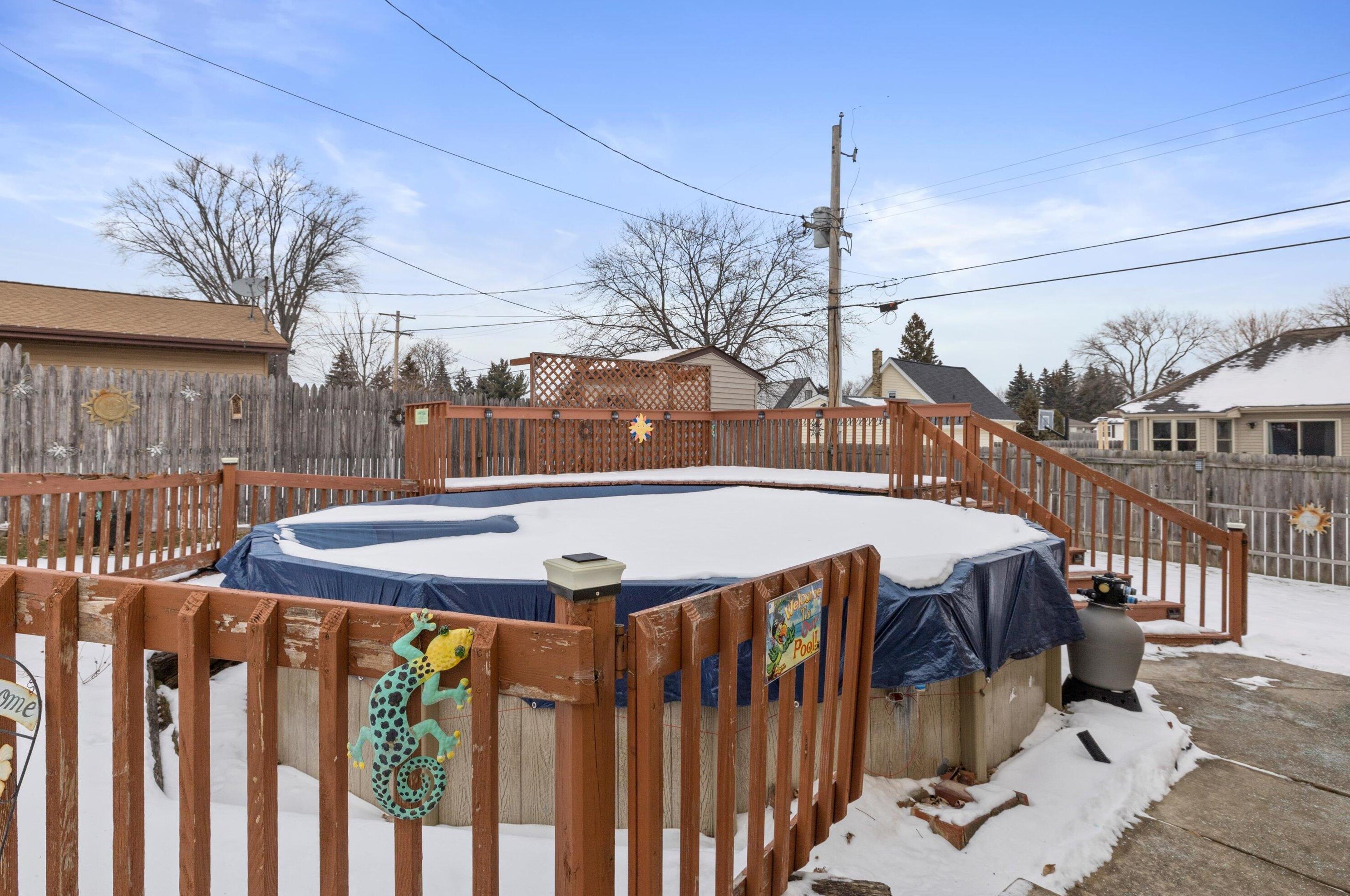 5946 33, Milwaukee WI 53221-4724 exterior