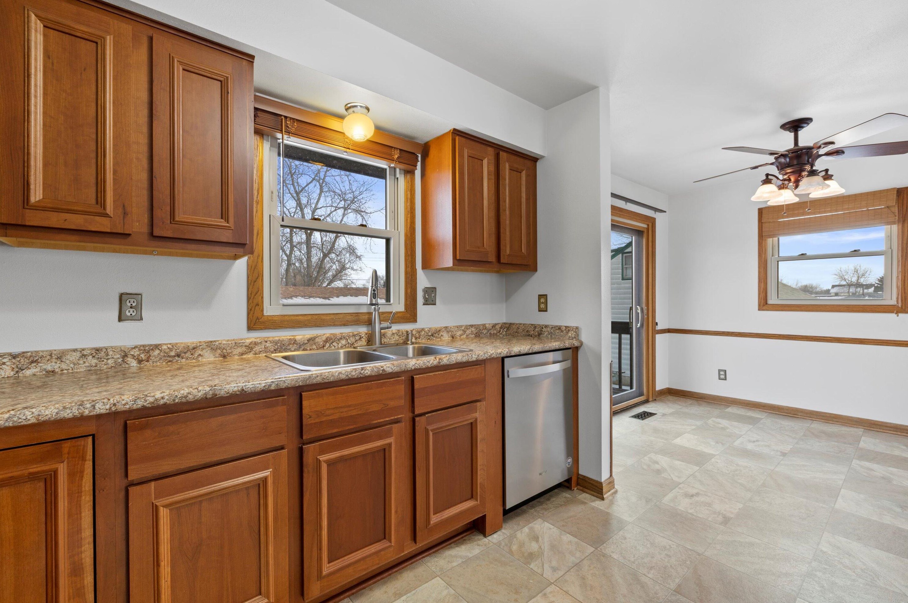 5946 33, Milwaukee WI 53221-4724 exterior