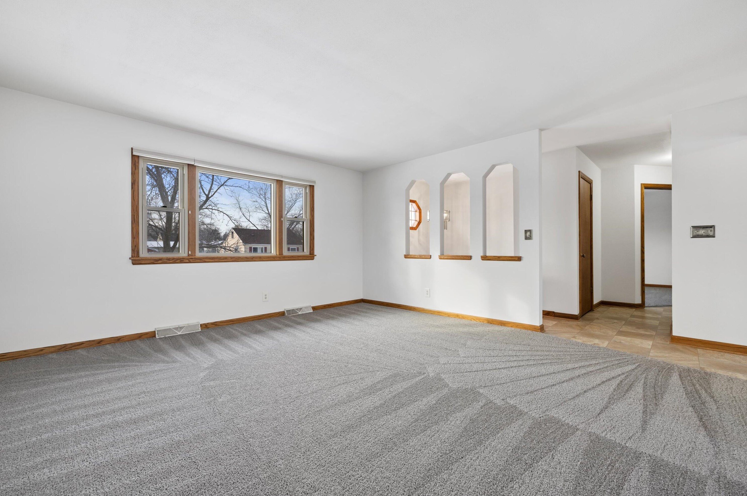 5946 33, Milwaukee WI 53221-4724 exterior