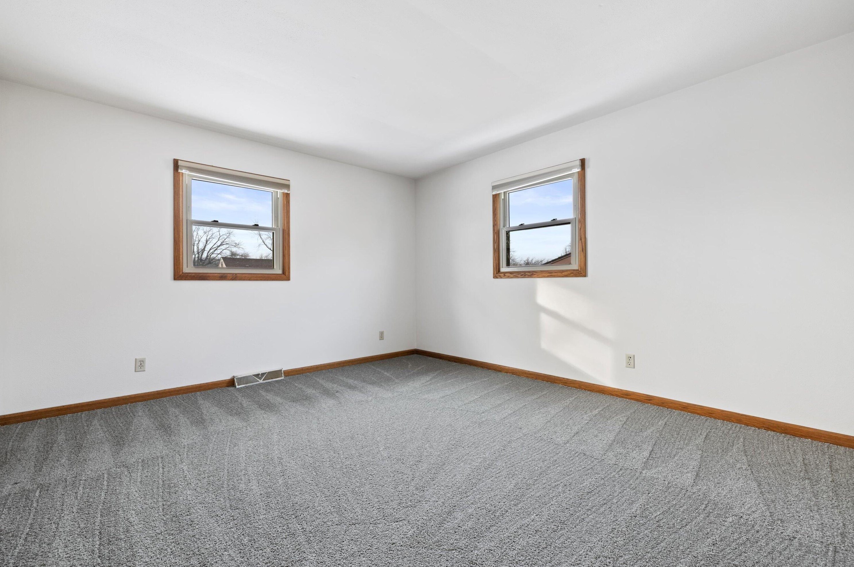 5946 33, Milwaukee WI 53221-4724 exterior