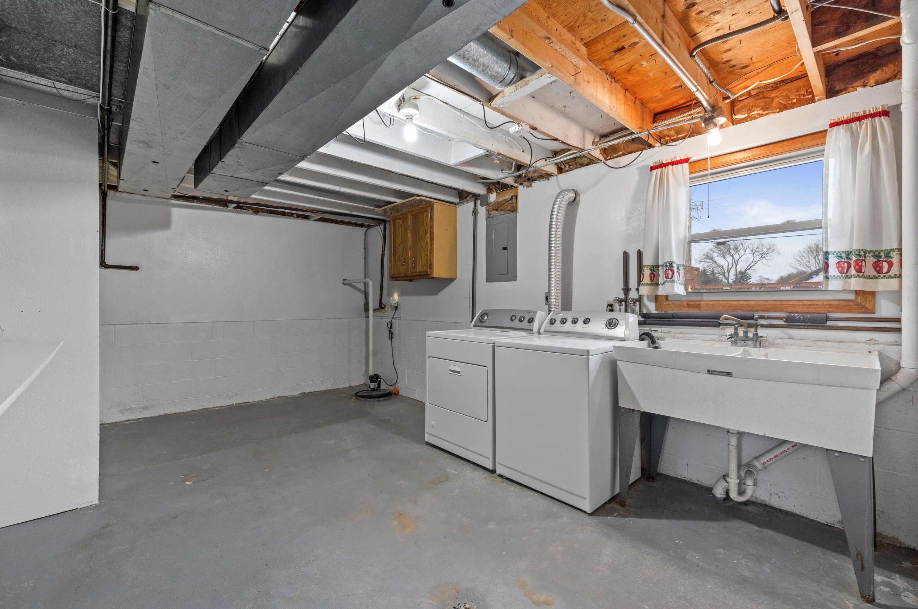 5946 33, Milwaukee WI 53221-4724 exterior