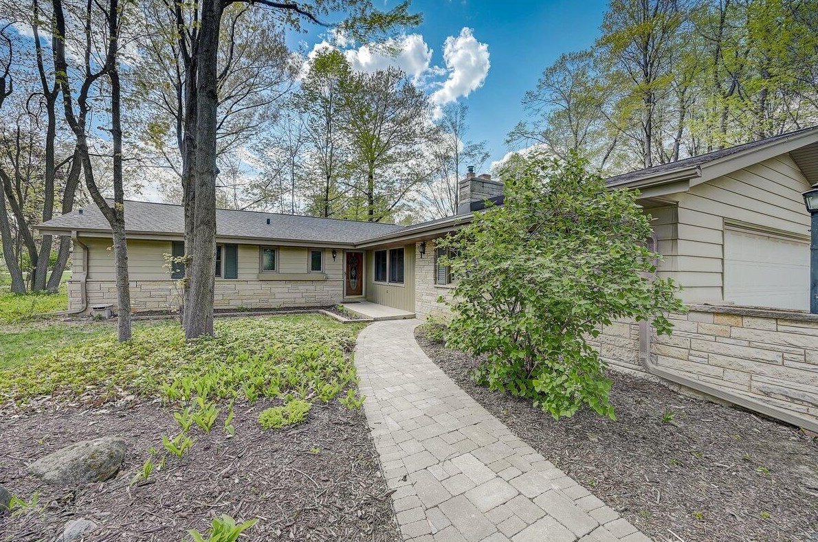 19050 Lothmoor Drive Lower, Brookfield WI  53045-4190 exterior