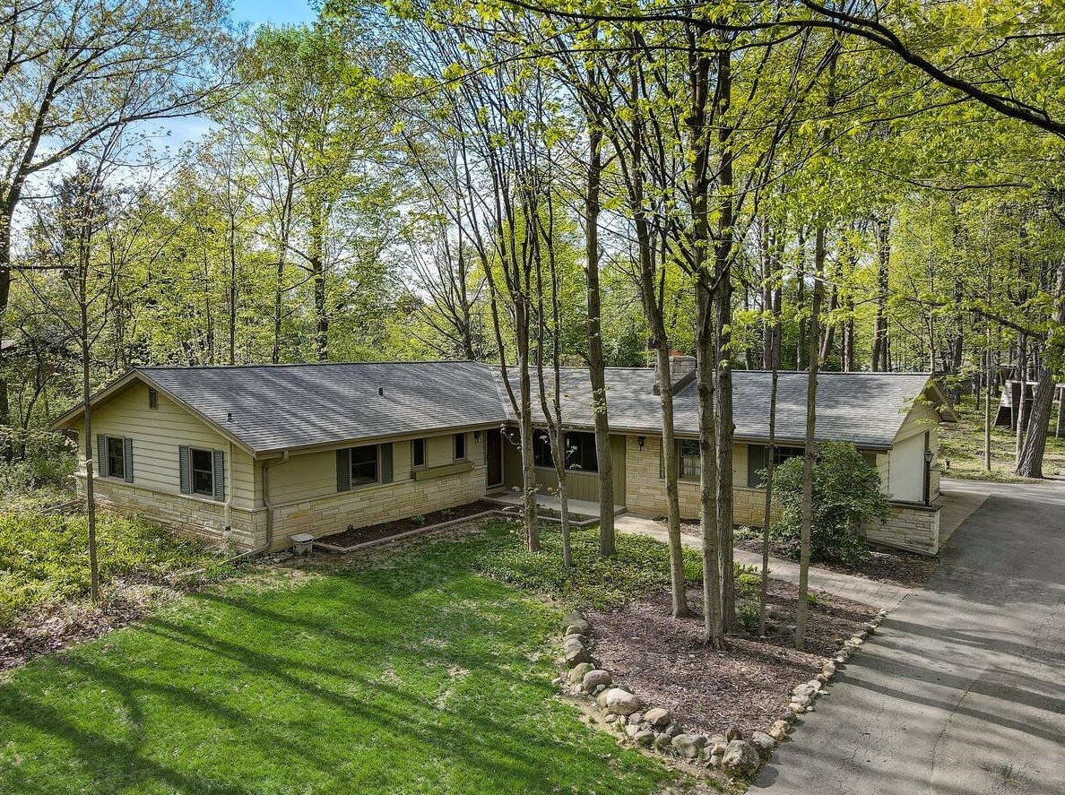 19050 Lothmoor Drive Lower, Brookfield WI  53045-4190 exterior