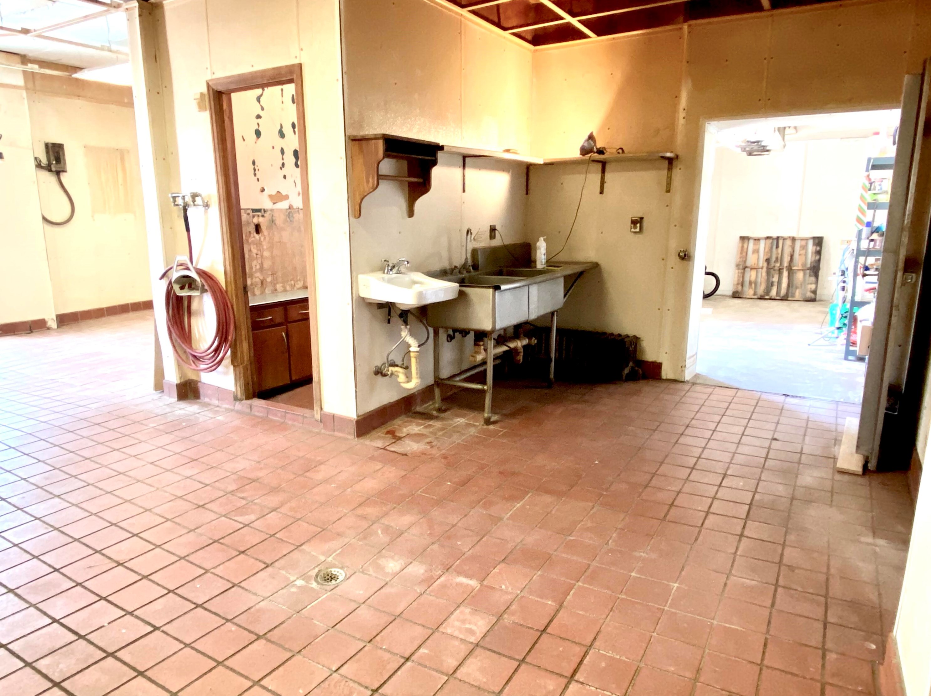 1985 Muskego Ave, Milwaukee WI 53204-3600 exterior