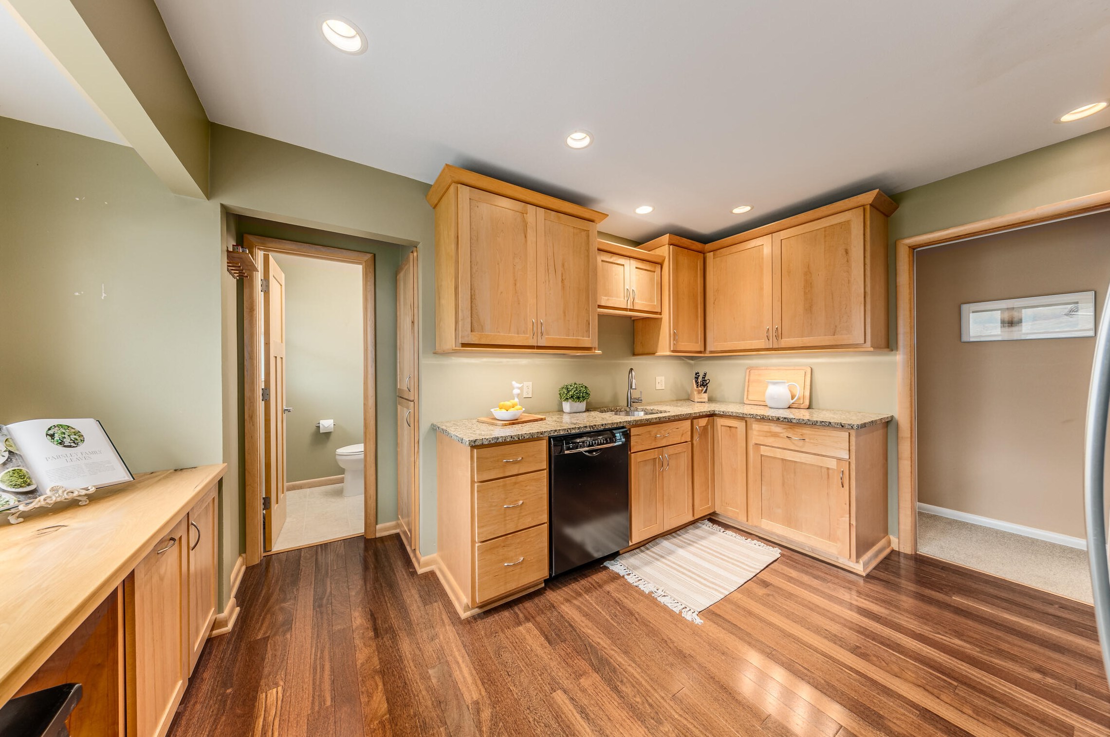 7535 Seneca Rd, Milwaukee WI 53217-3142 exterior