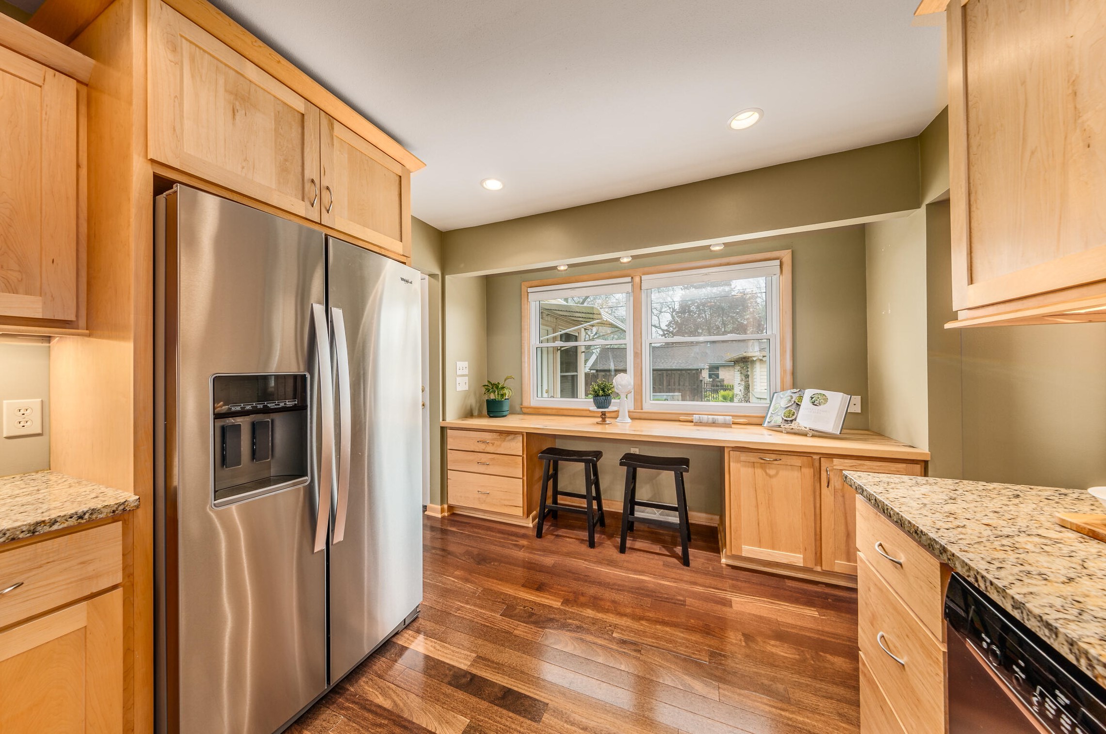 7535 Seneca Rd, Milwaukee WI 53217-3142 exterior