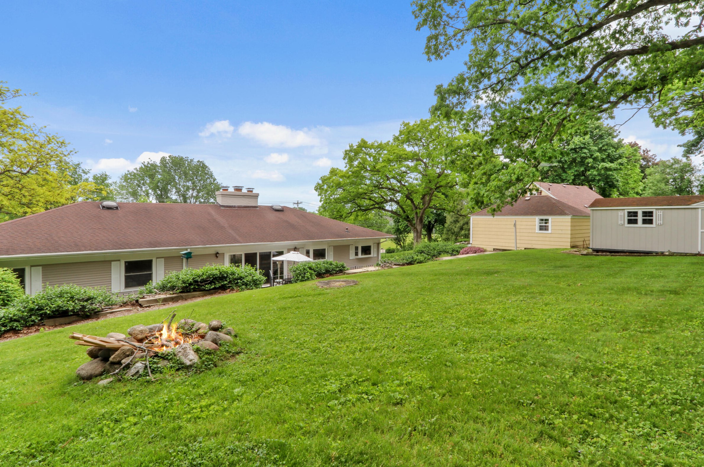 1046 Shabbona Dr, Fontana WI  53125-1348 exterior