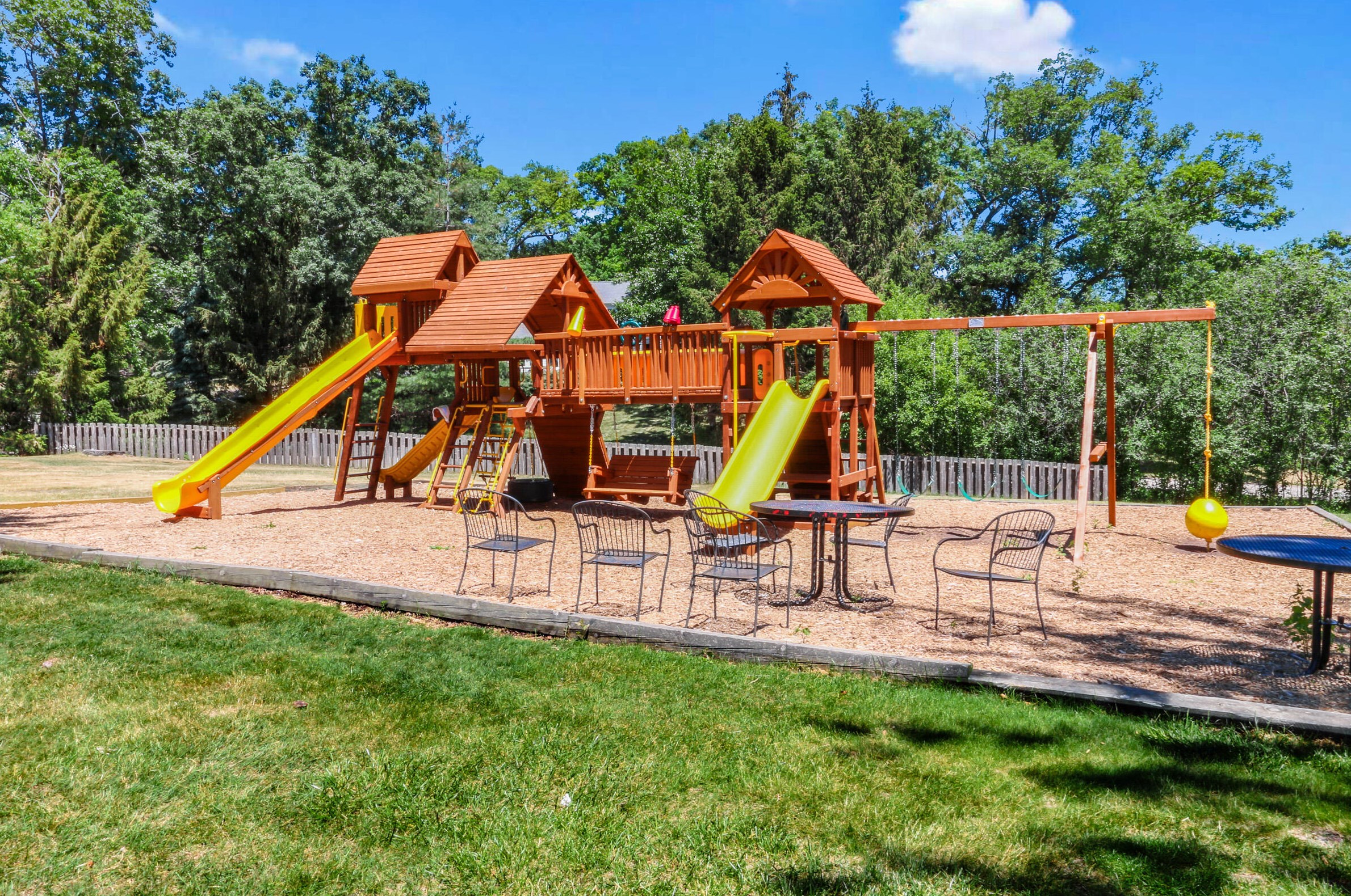1046 Shabbona Dr, Fontana WI  53125-1348 exterior