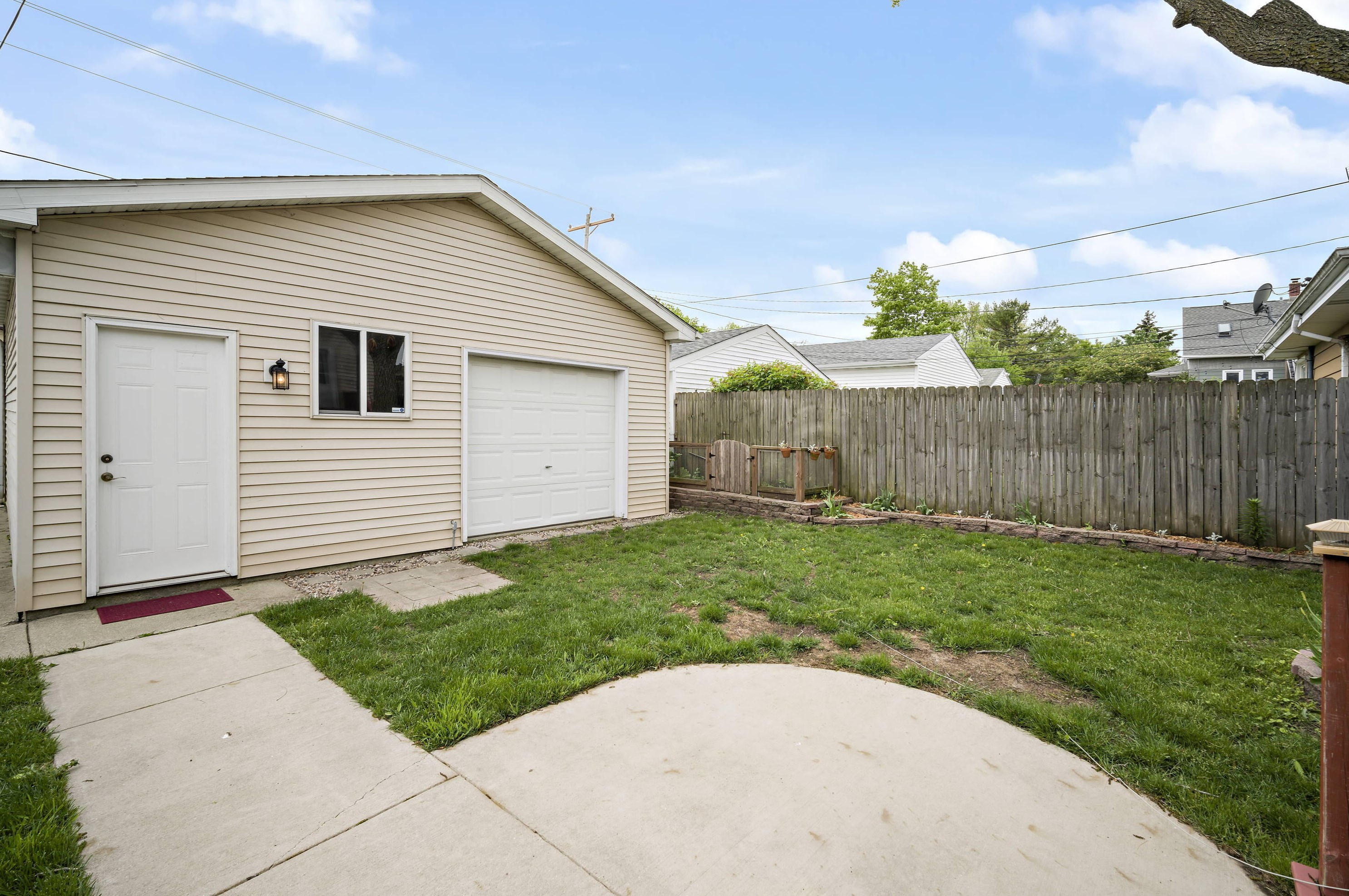 3875 Pulaski Ave, Cudahy WI 53110-1928 exterior