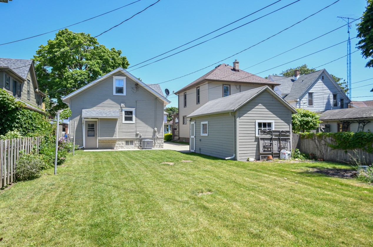 1106 Blaine Ave, Racine WI 53405-2905 exterior