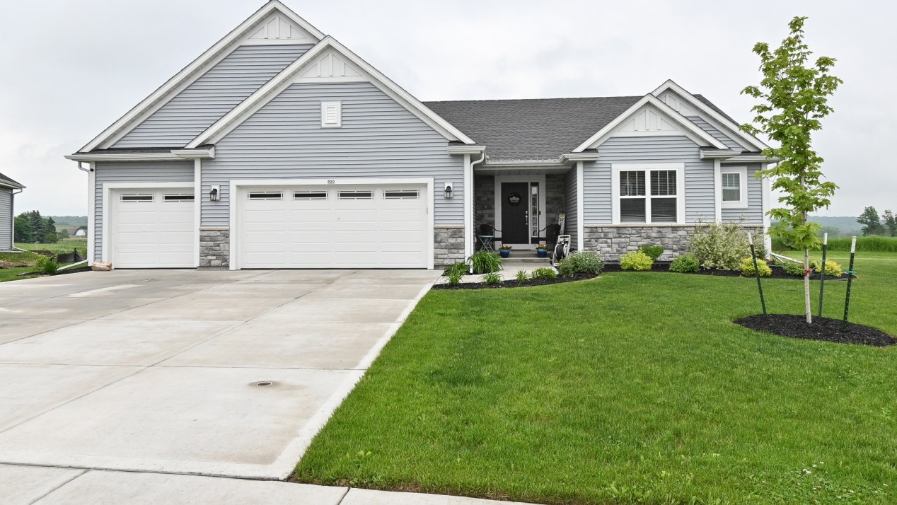620 Spur Rd, Slinger WI  53086-9293 exterior