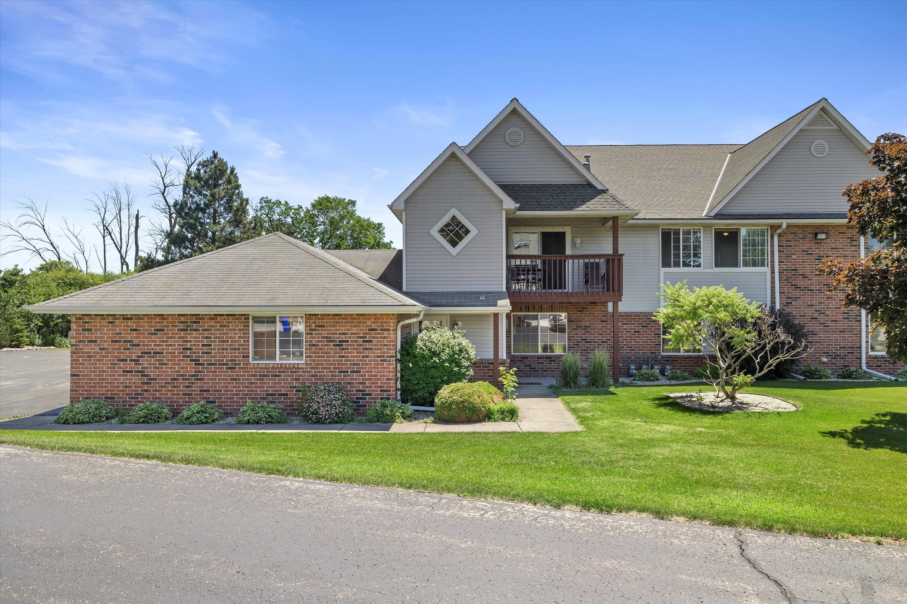 160 W Aspen Ct, Oak Creek, WI 53154 MLS 1799653 Coldwell Banker