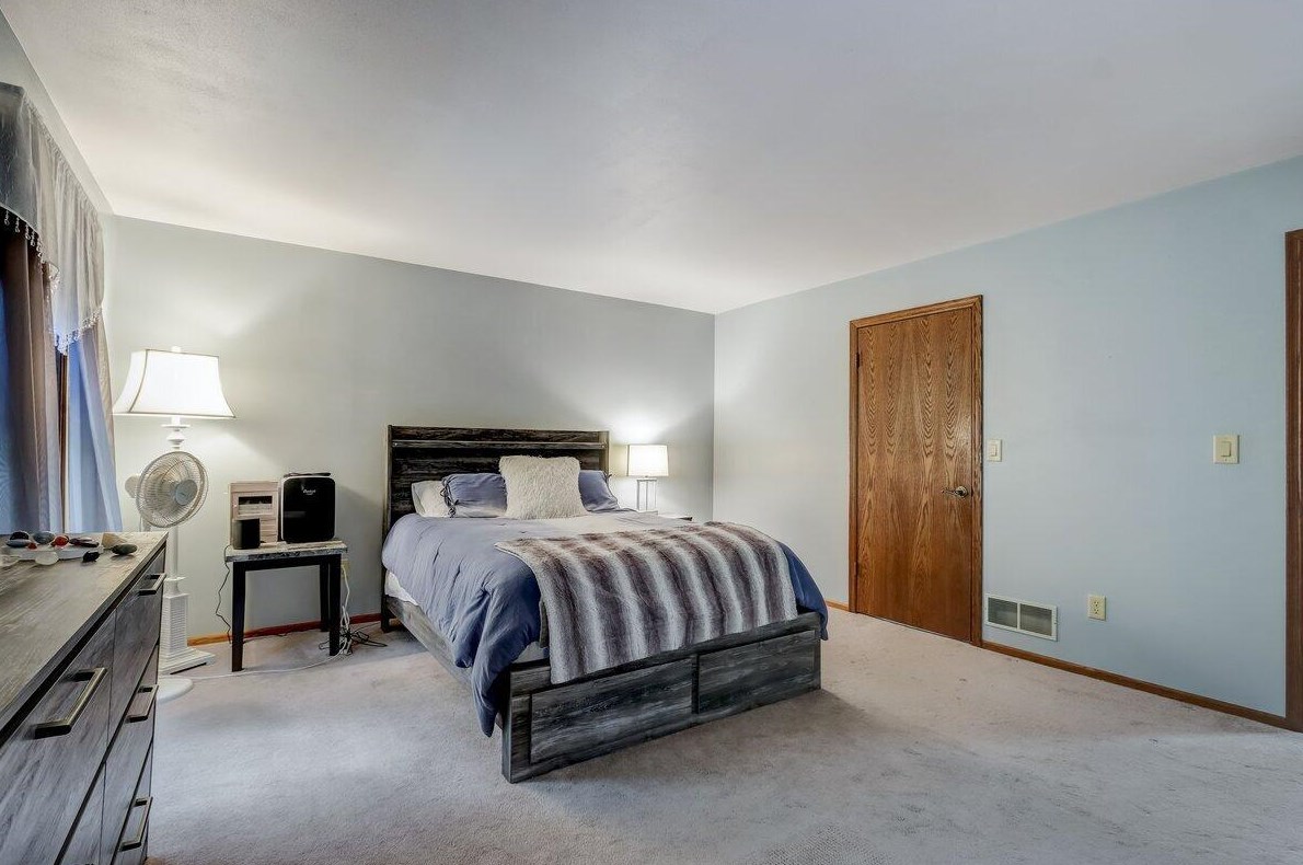 353 Lexington Ct, Pewaukee WI  53072-3994 exterior