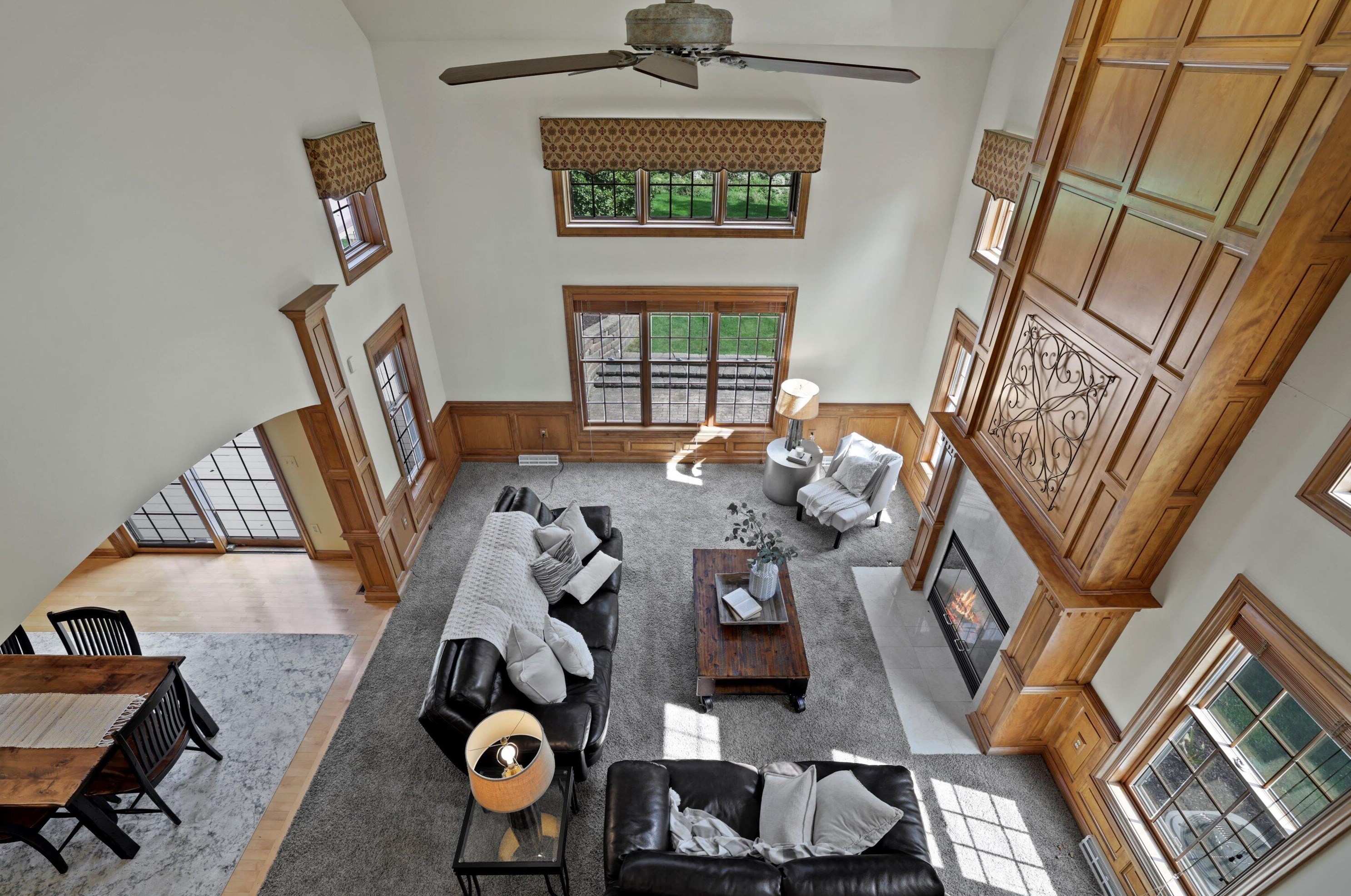 204 Laurel Cir, Delafield WI 53018-1162 exterior