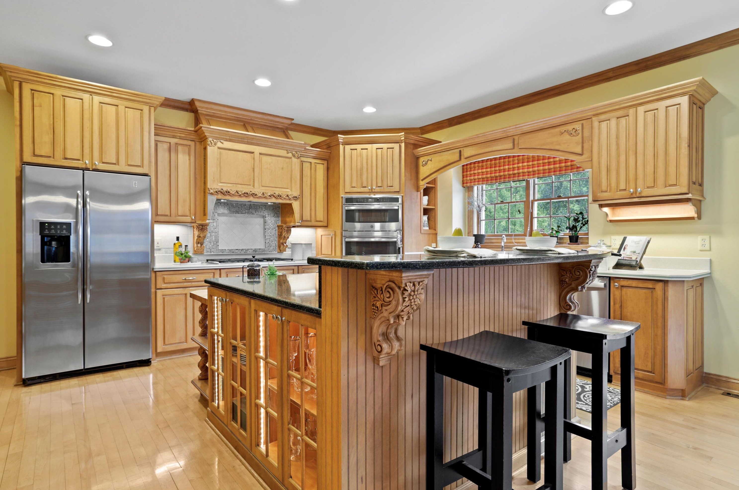 204 Laurel Cir, Delafield WI 53018-1162 exterior