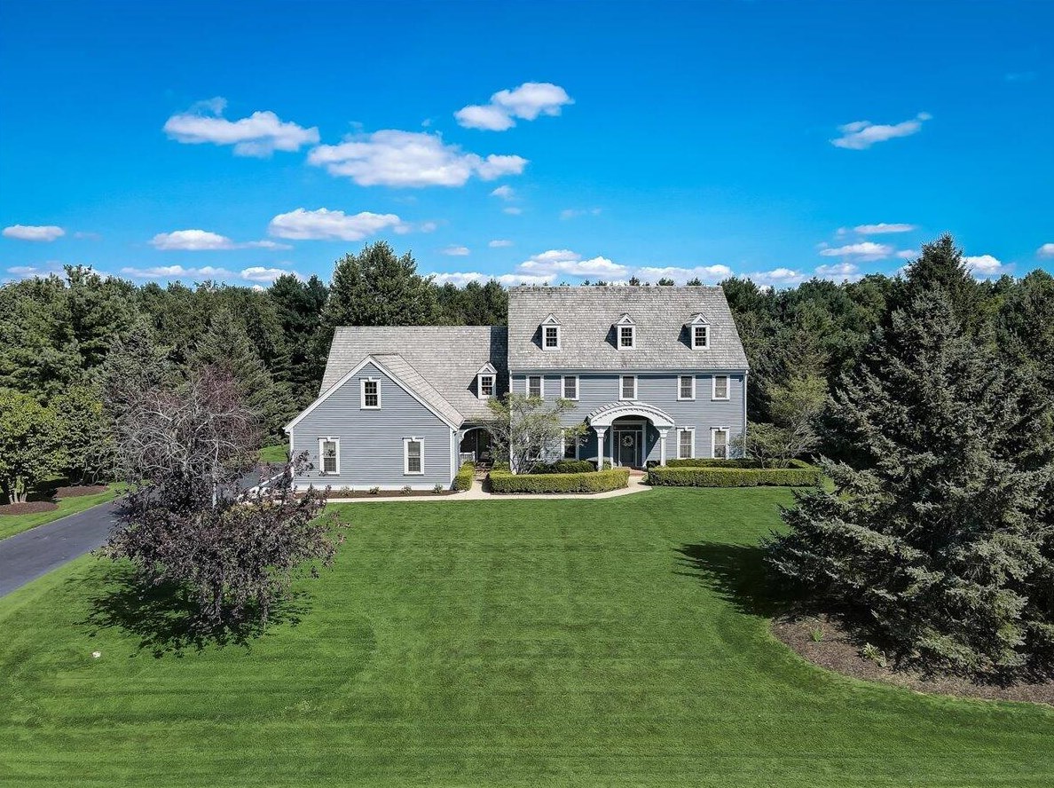 204 Laurel Cir, Delafield WI 53018-1162 exterior