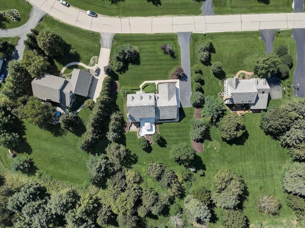 204 Laurel Cir, Delafield WI 53018-1162 exterior