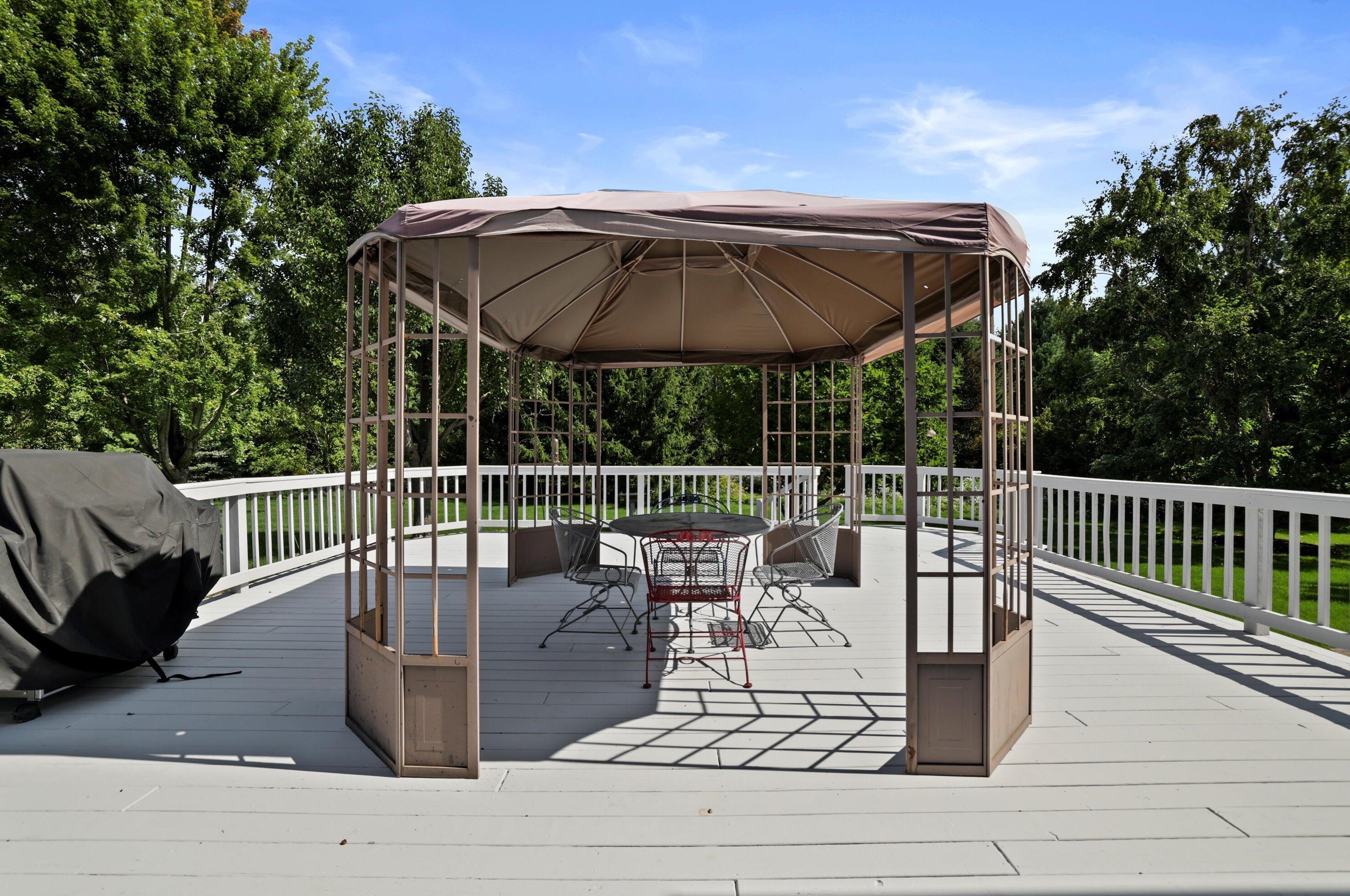 204 Laurel Cir, Delafield WI 53018-1162 exterior