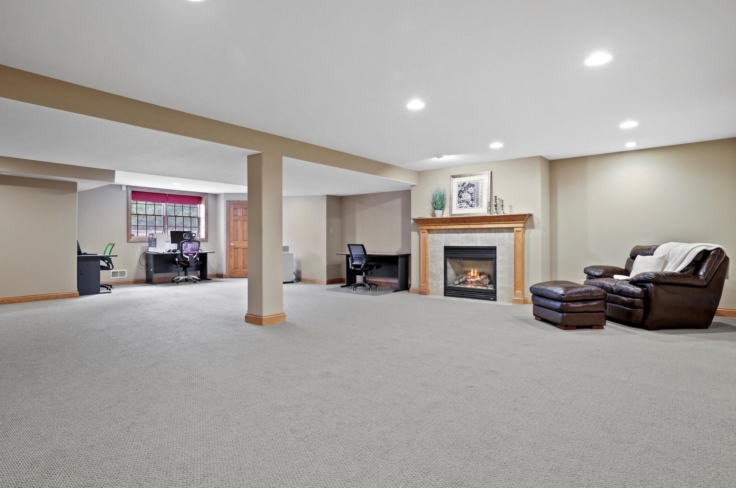 204 Laurel Cir, Delafield WI 53018-1162 exterior