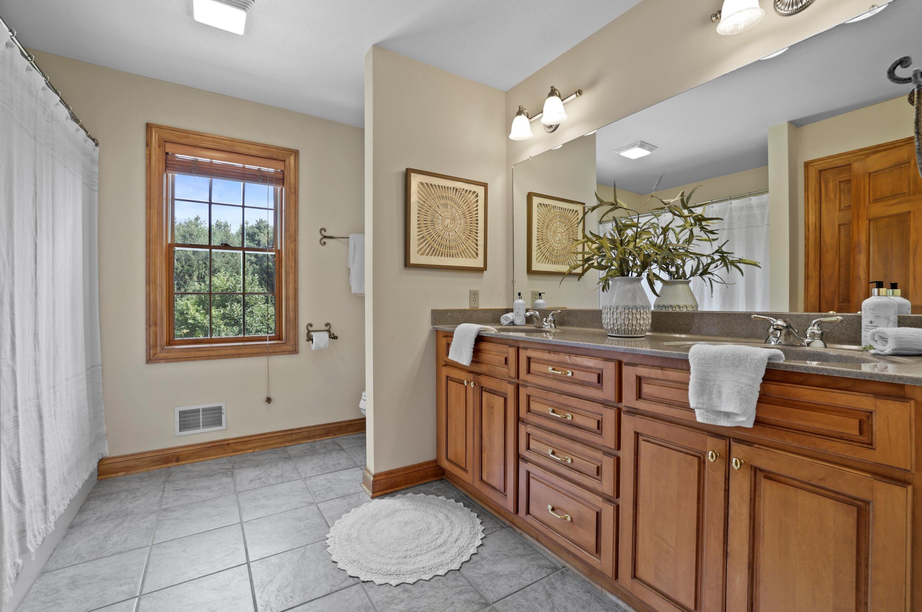 204 Laurel Cir, Delafield WI 53018-1162 exterior