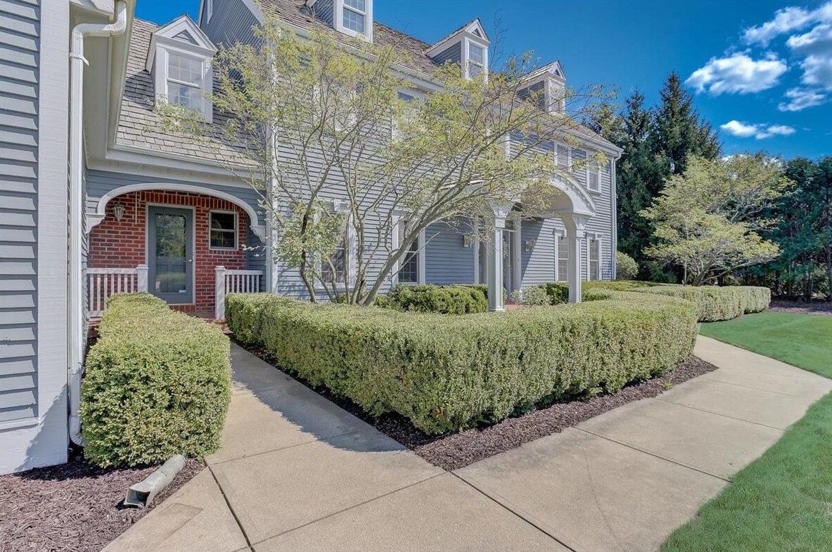 204 Laurel Cir, Delafield WI 53018-1162 exterior