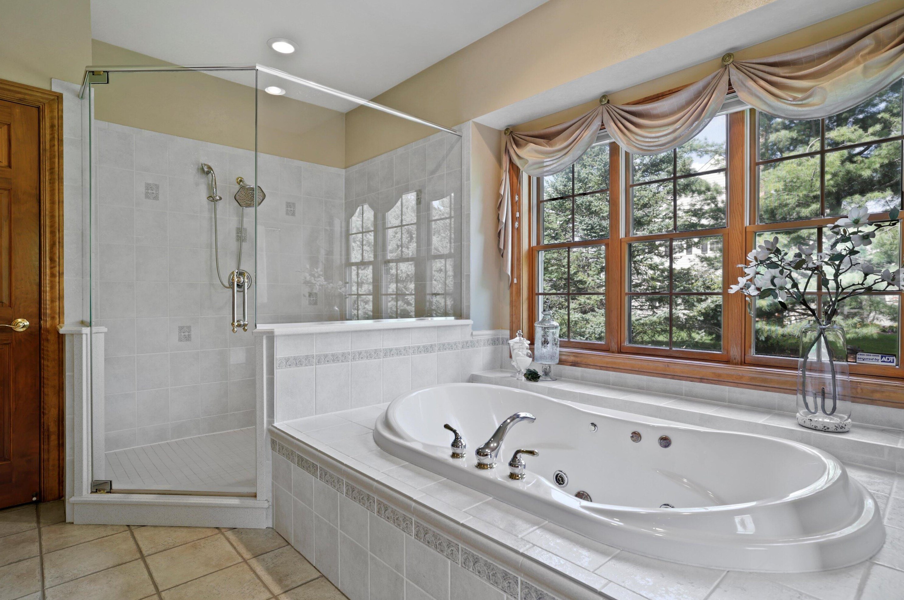 204 Laurel Cir, Delafield WI 53018-1162 exterior