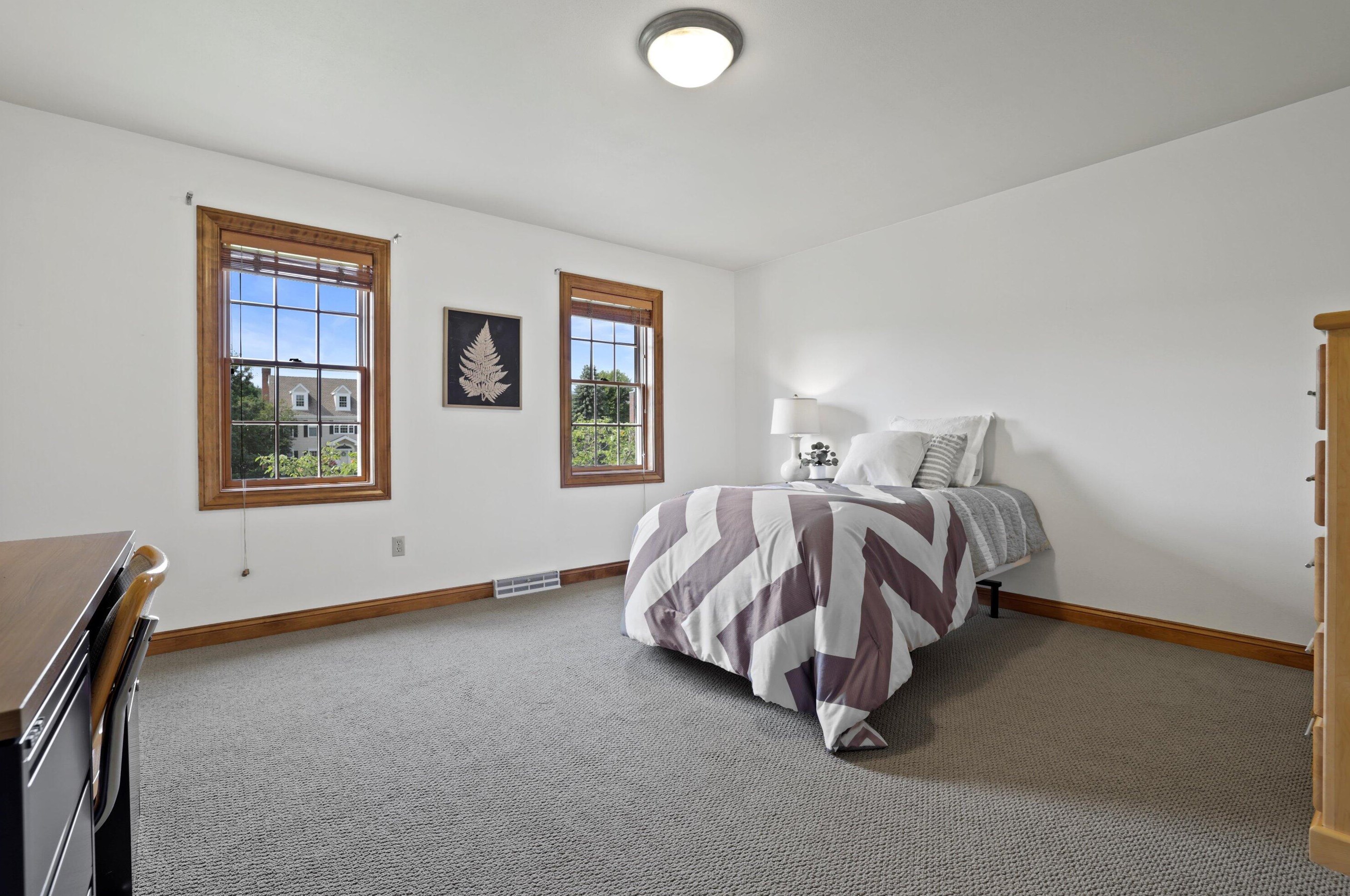 204 Laurel Cir, Delafield WI 53018-1162 exterior