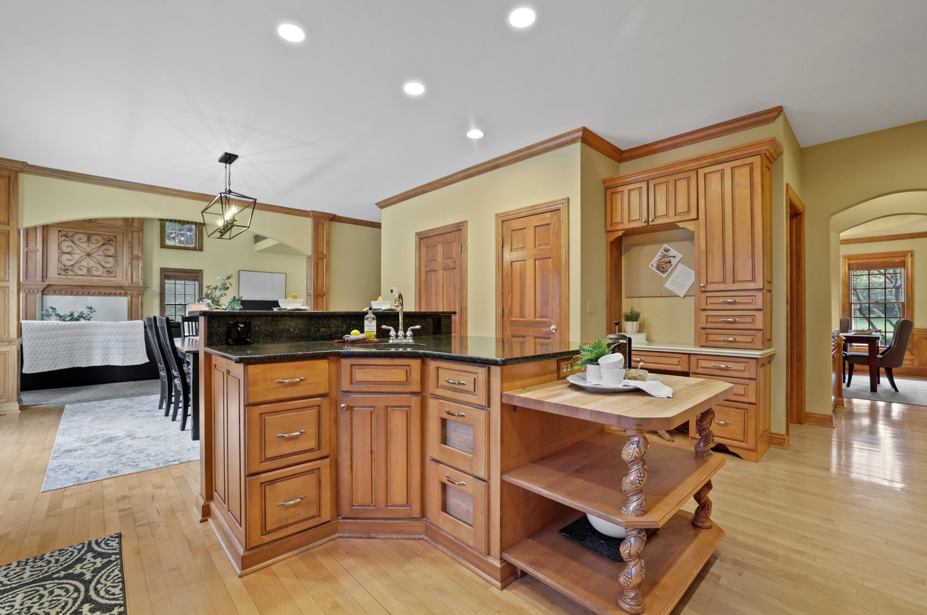 204 Laurel Cir, Delafield WI 53018-1162 exterior