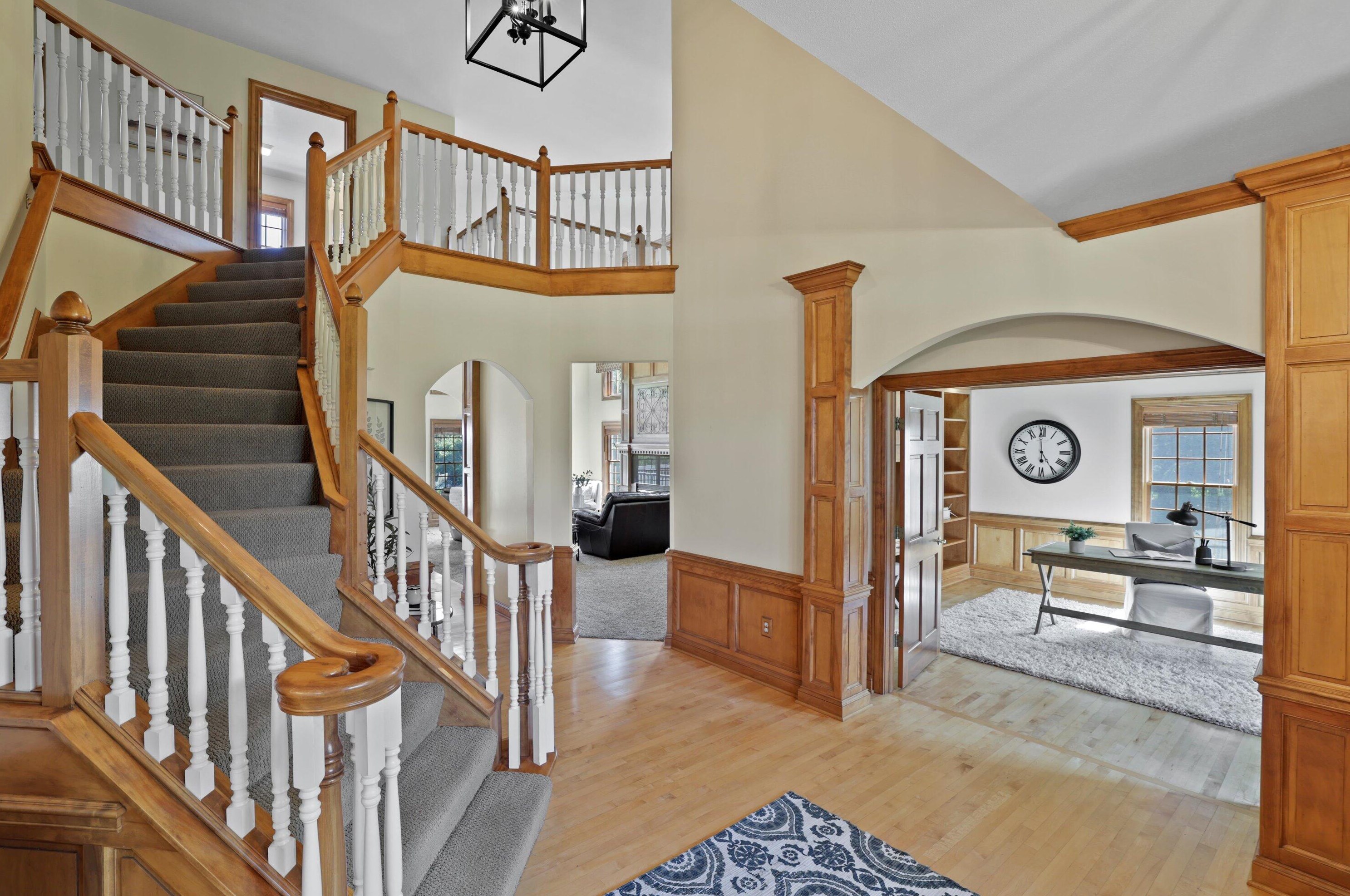 204 Laurel Cir, Delafield WI 53018-1162 exterior