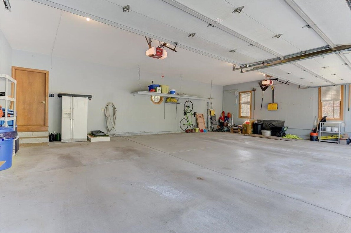 204 Laurel Cir, Delafield WI 53018-1162 exterior