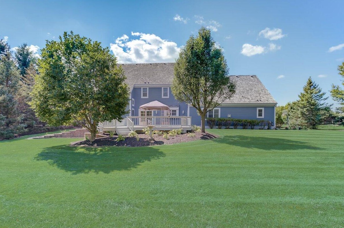 204 Laurel Cir, Delafield WI 53018-1162 exterior