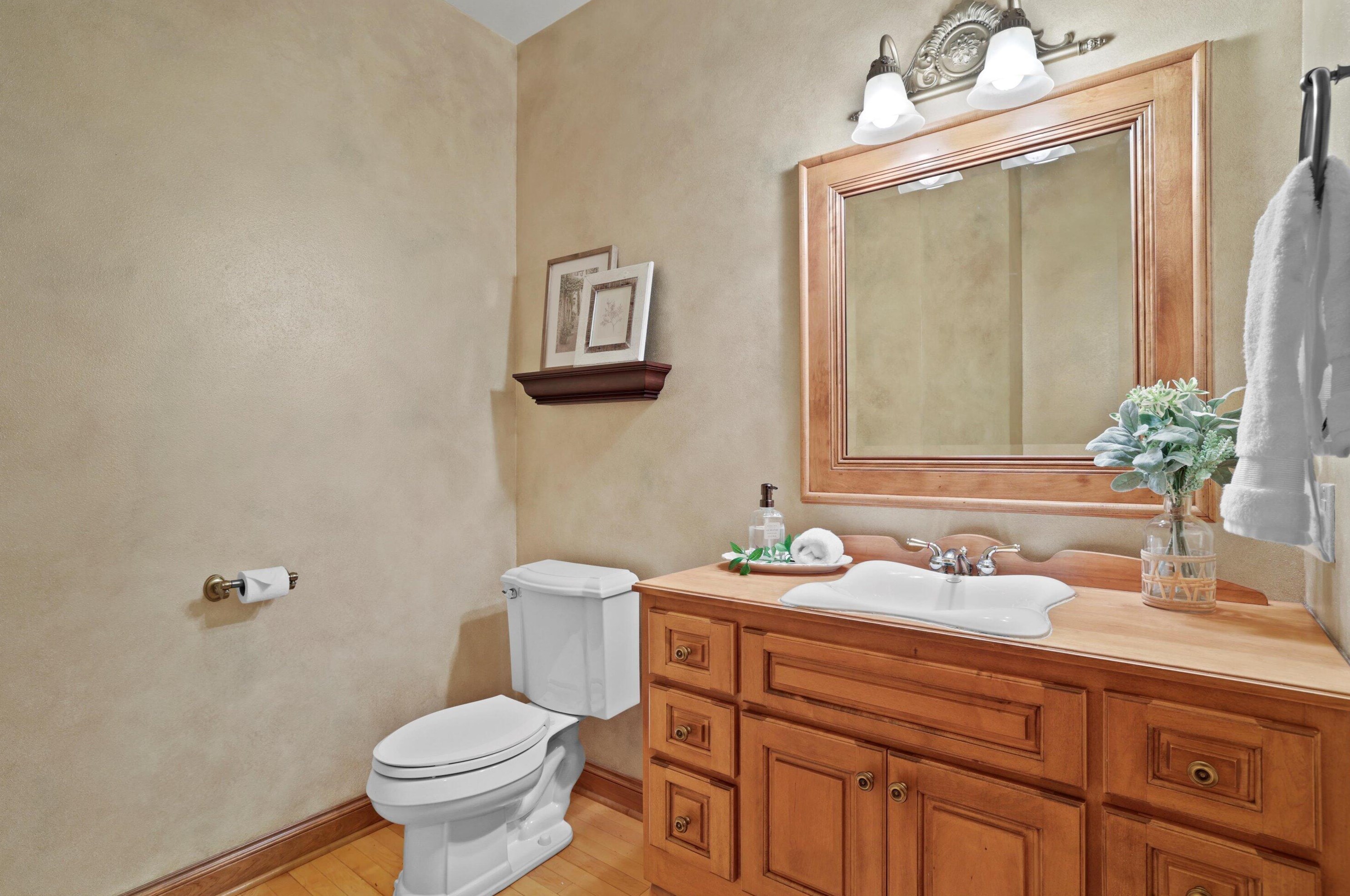 204 Laurel Cir, Delafield WI 53018-1162 exterior