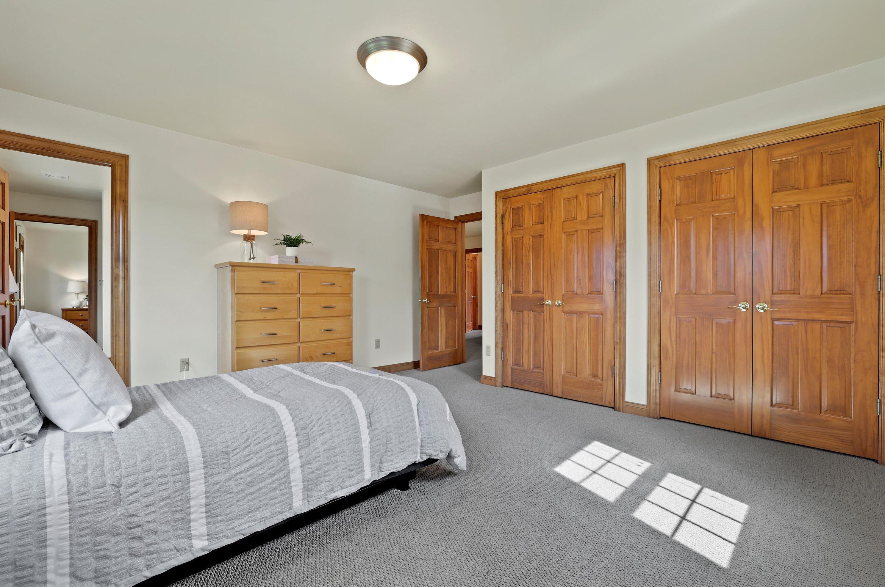 204 Laurel Cir, Delafield WI 53018-1162 exterior