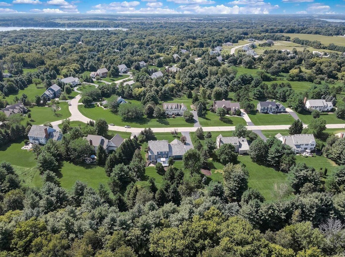 204 Laurel Cir, Delafield WI 53018-1162 exterior