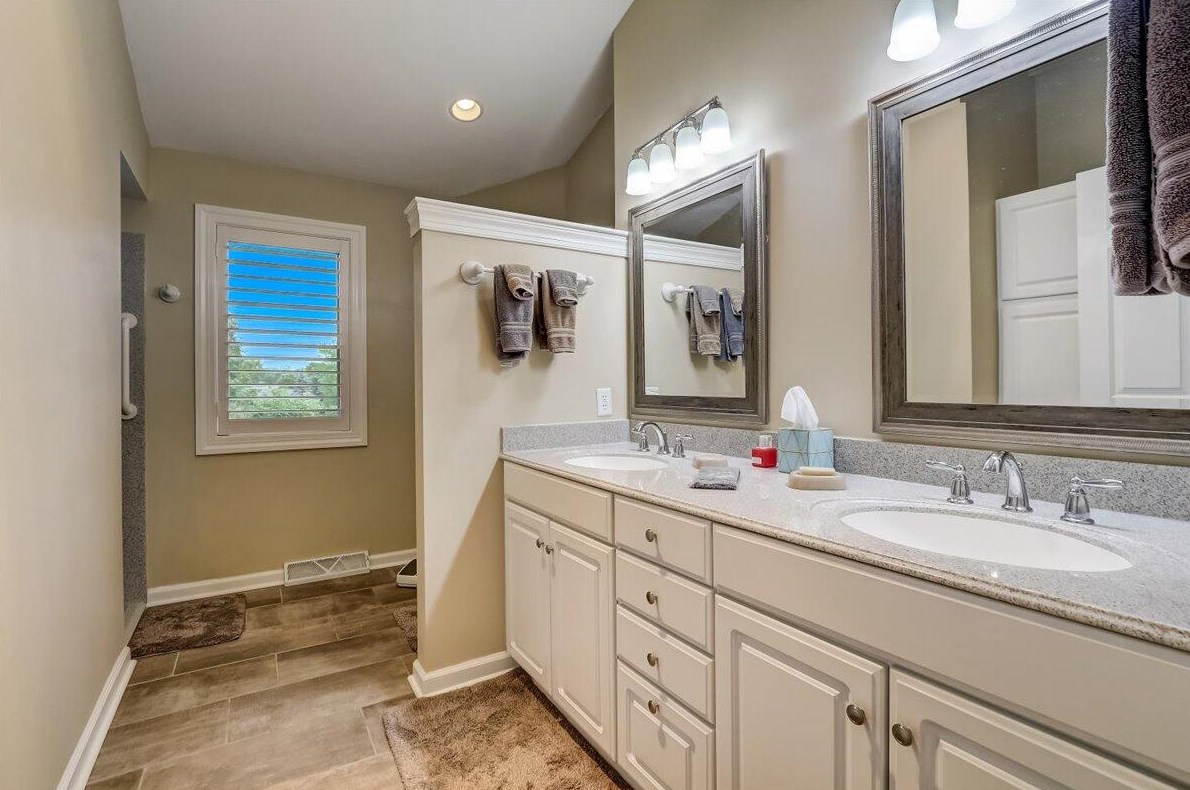 303 Parkview Ct, Chenequa WI exterior