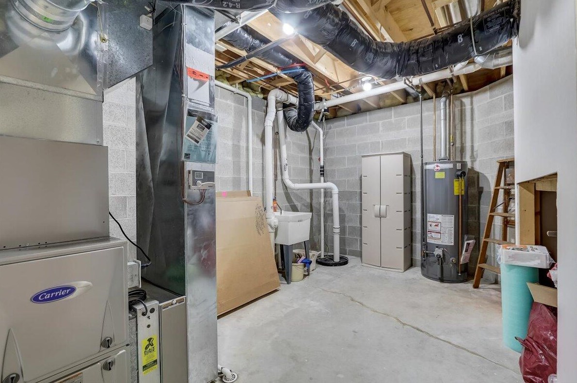 303 Parkview Ct, Chenequa WI exterior