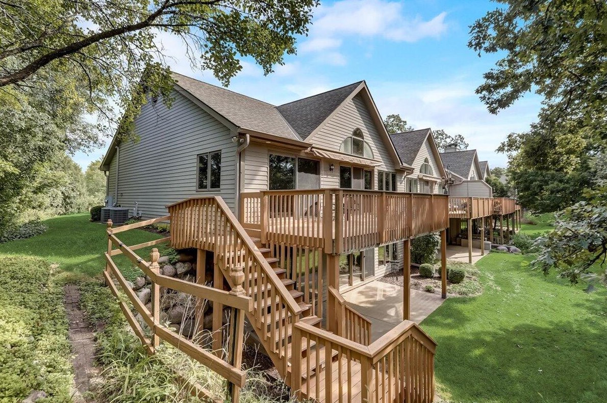 303 Parkview Ct, Chenequa WI exterior