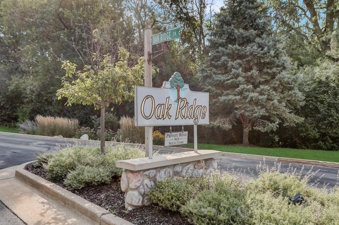 303 Parkview Ct, Chenequa WI exterior