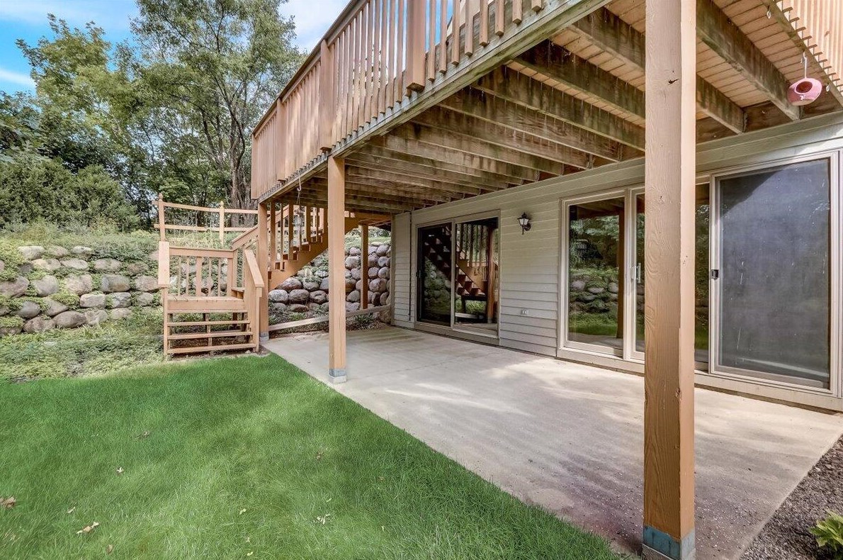 303 Parkview Ct, Chenequa WI exterior