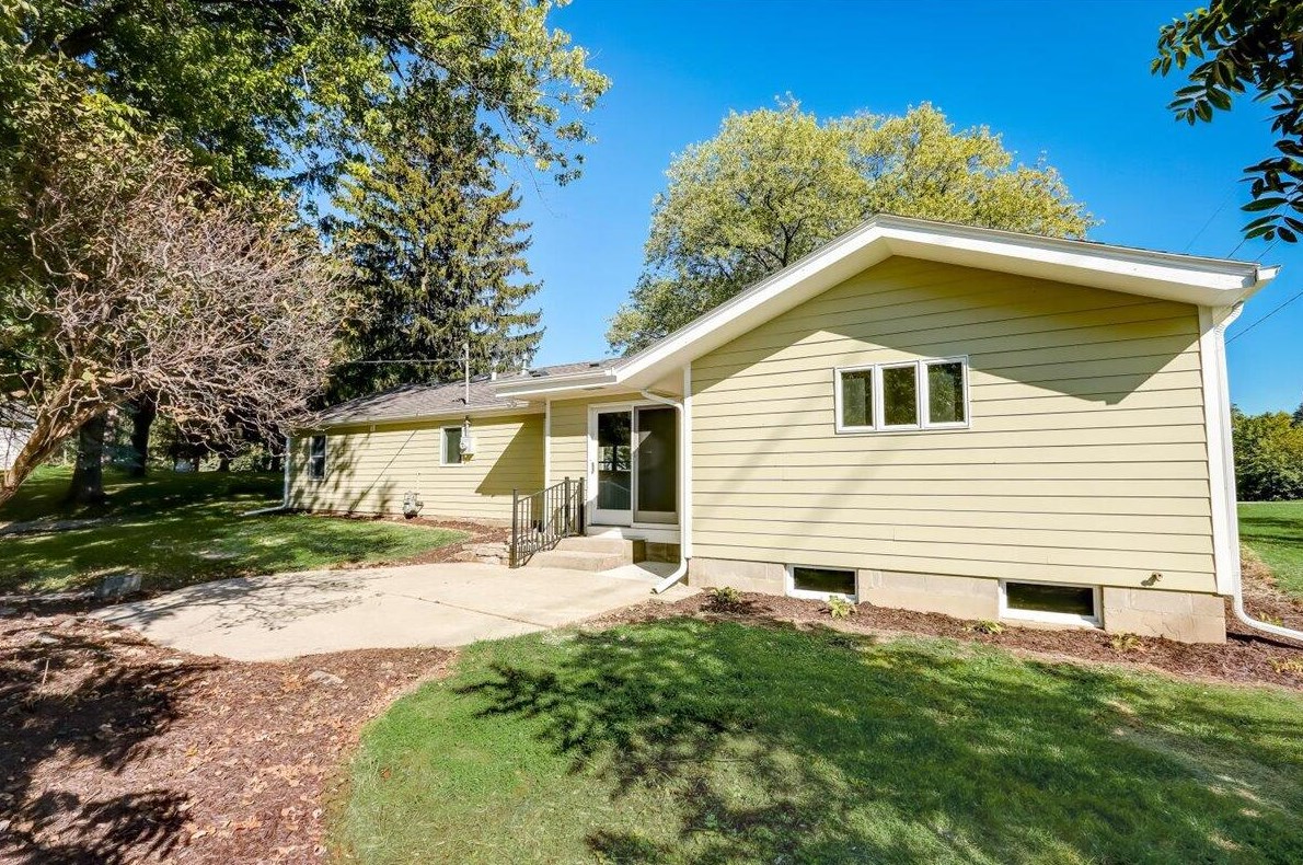 117 Oneida St, Delafield WI  53018-1829 exterior
