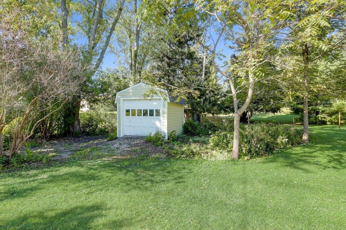 117 Oneida St, Delafield WI  53018-1829 exterior