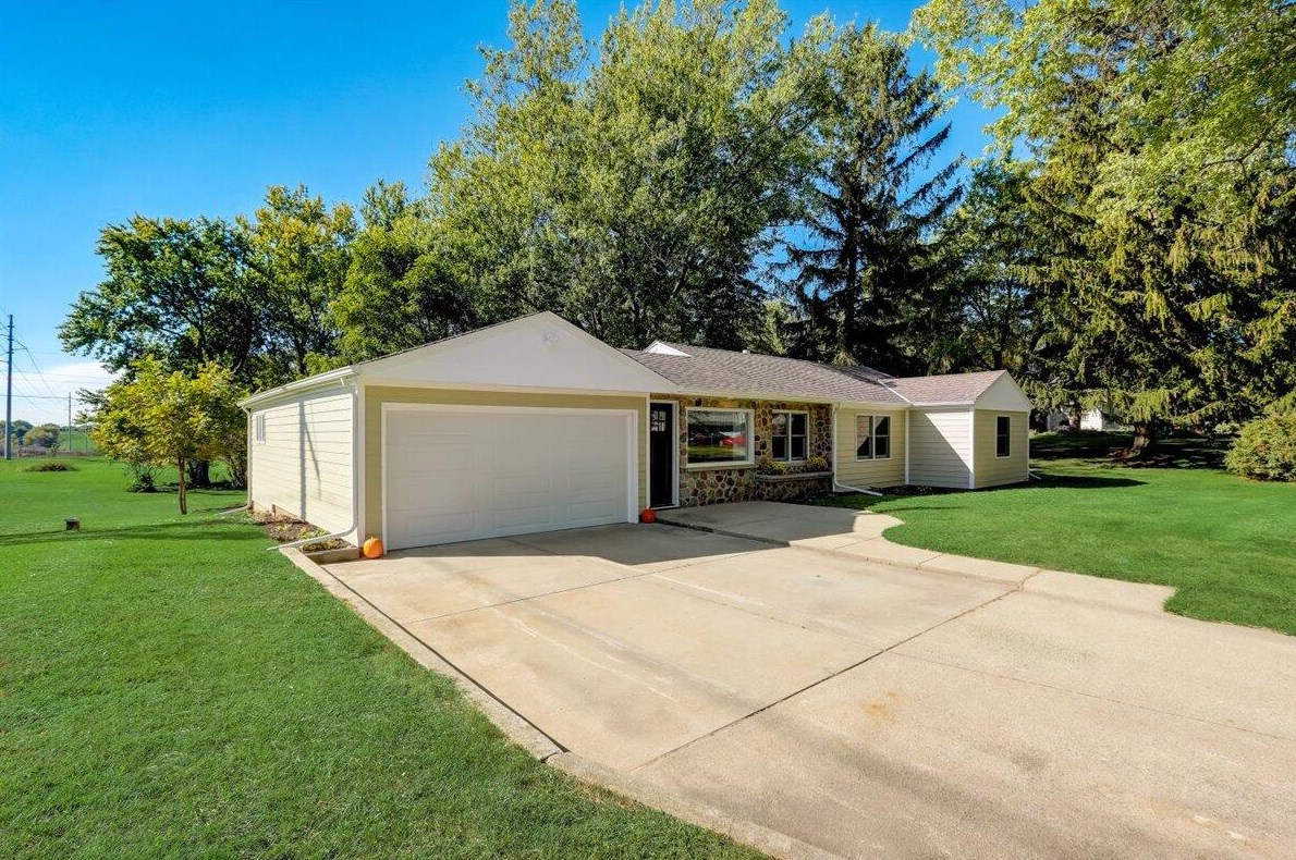 117 Oneida St, Delafield WI  53018-1829 exterior