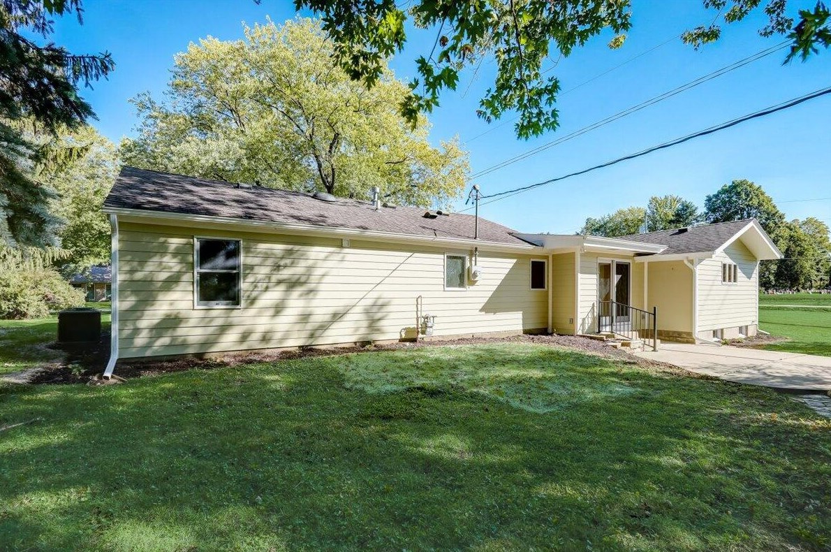 117 Oneida St, Delafield WI  53018-1829 exterior