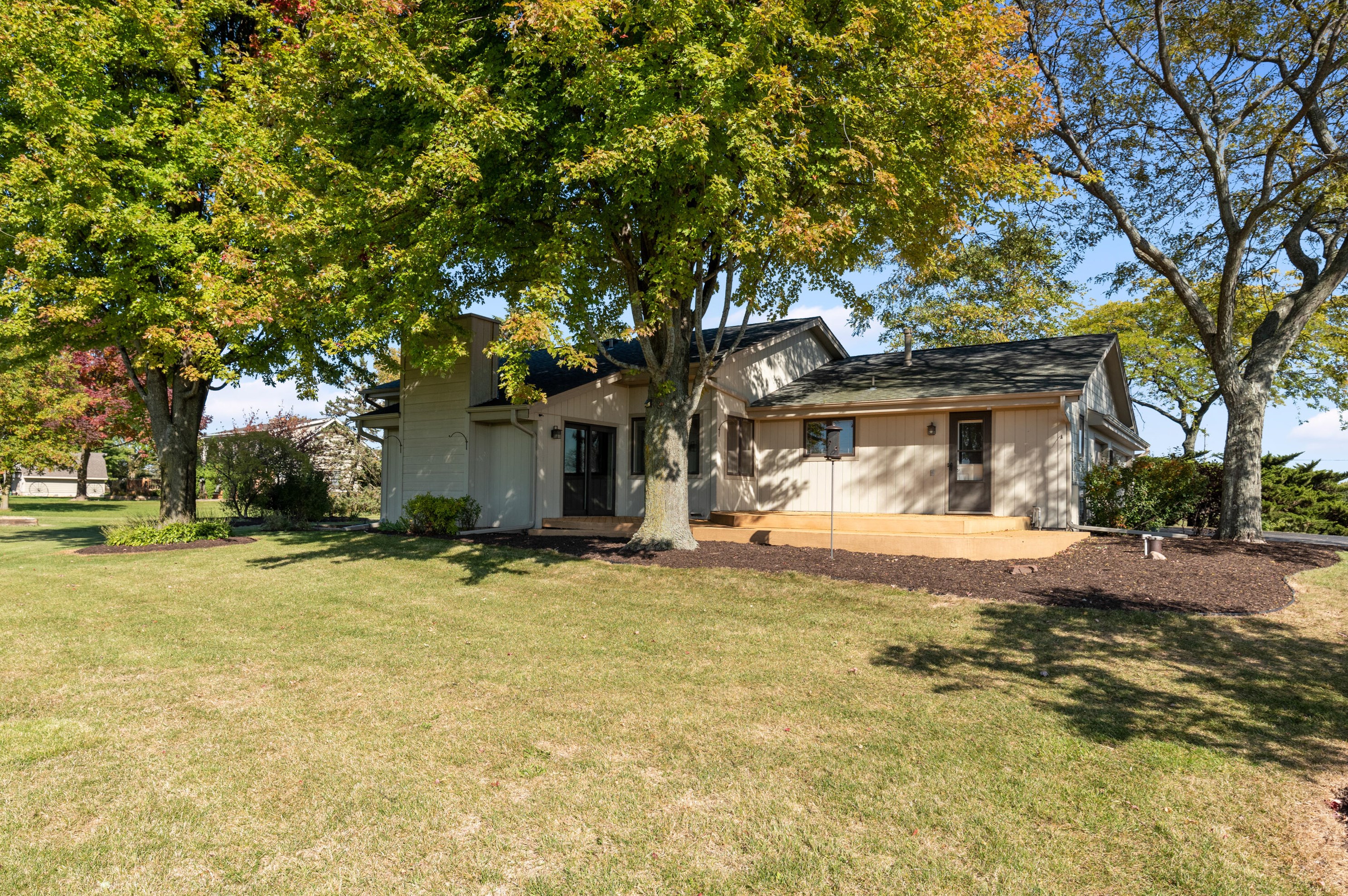 381 Lake Shore Rd, Grafton WI  53024-9550 exterior