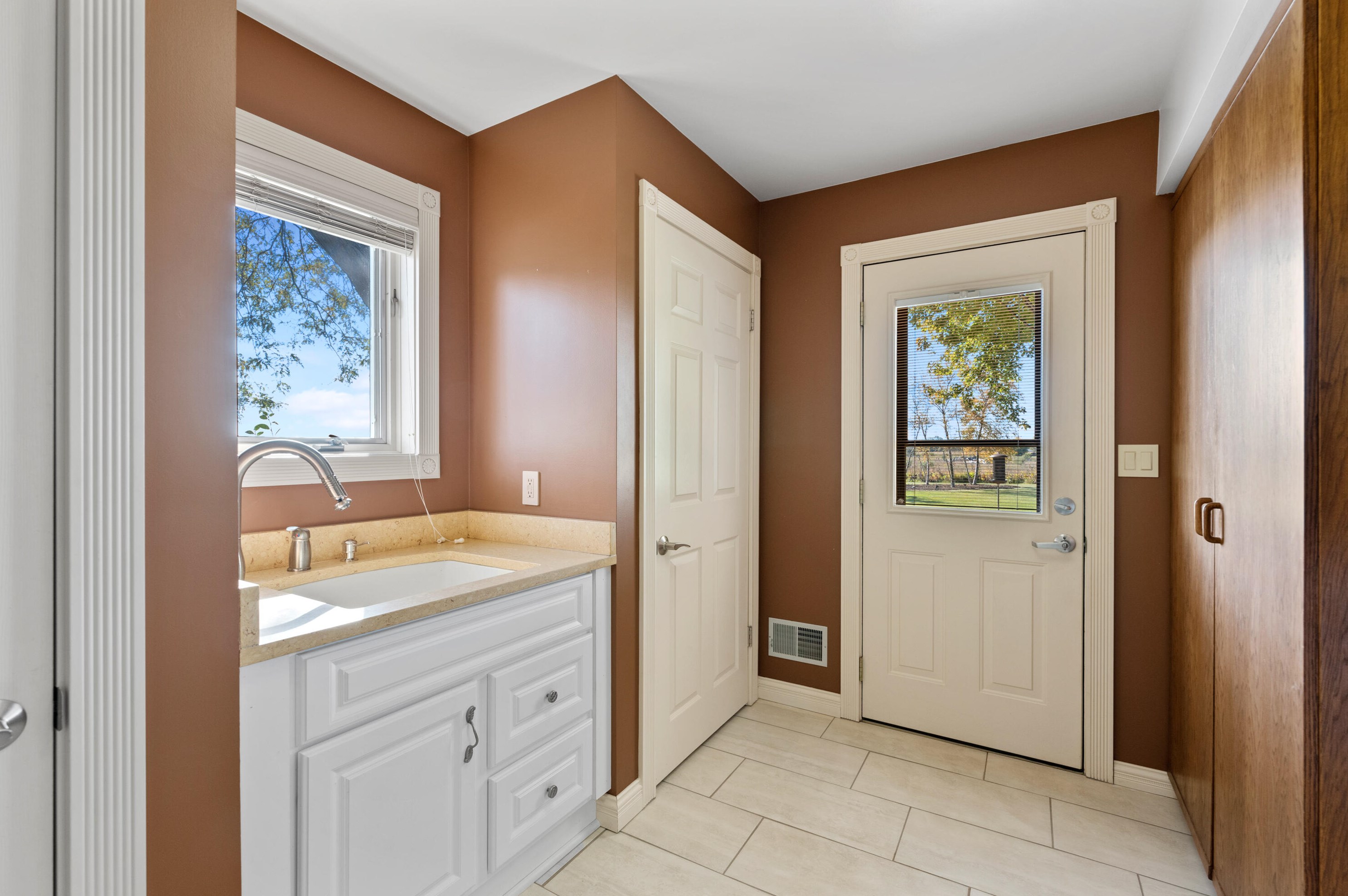 381 Lake Shore Rd, Grafton WI  53024-9550 exterior